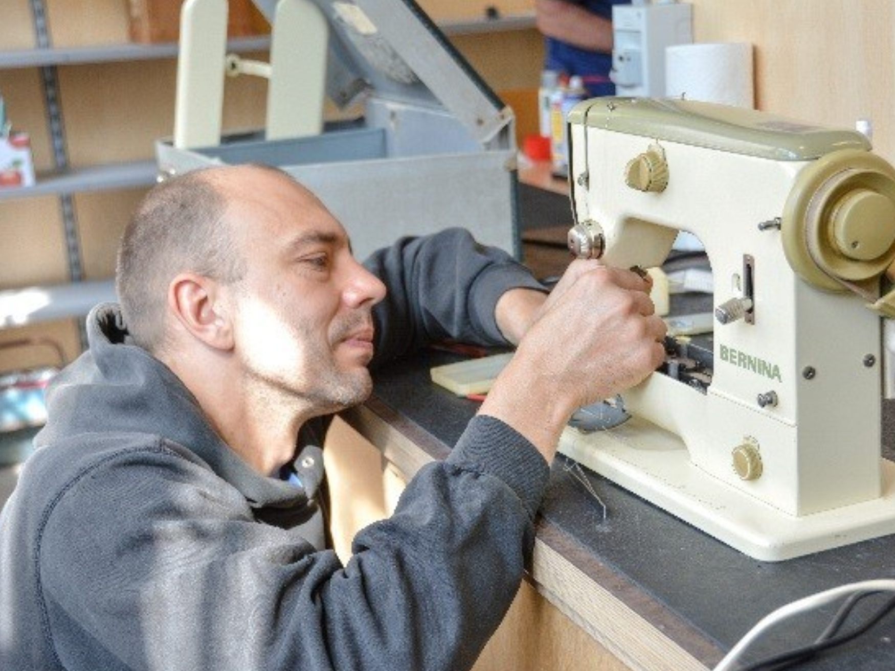Das ehrenamtliche Reparatur-Team hilft bei der Reparatur von defekten Haushaltsgeräten und Ähnlichem