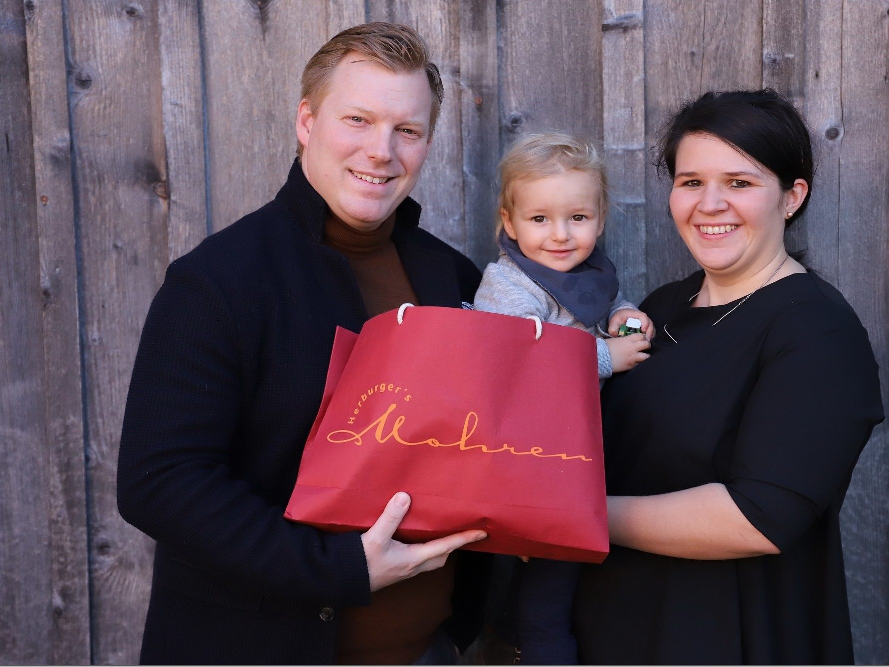Marcel und Michaela Herburger mit Sohn Benedikt freuen sich auf viele Bestellungen der Genusstasche Marcel und Michaela Herburger mit Sohn Benedikt freuen sich auf viele Bestellungen der Genusstasche