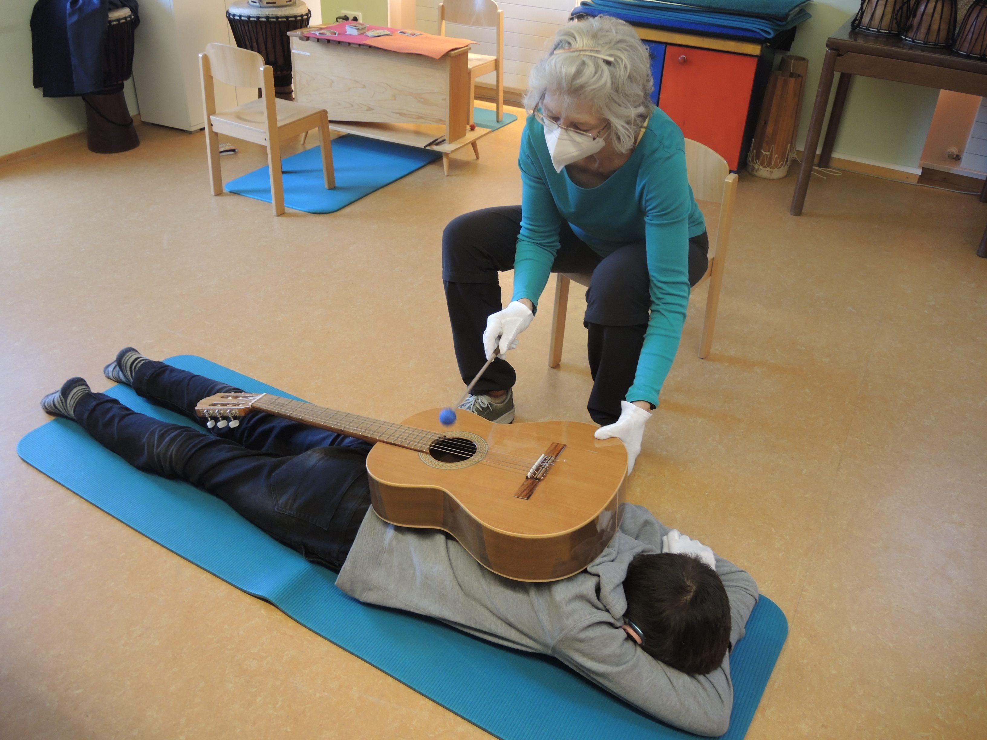 Karin Werner macht mit ihren Kindern "Rückenmusik" mit der Gitarre. Karin Werner macht mit ihren Kindern "Rückenmusik" mit der Gitarre.