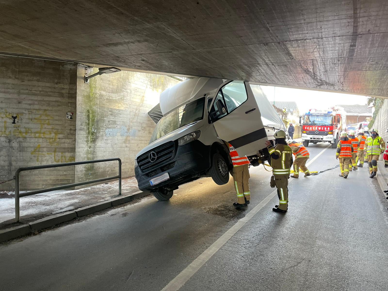 In der Unterführung gab es für den Kleintransporter kein Durchkommen.