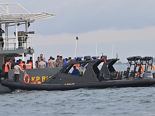 Die Marinepolizei auf der Suche nach dem Flugzeug