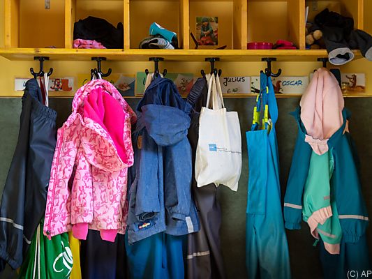 Volle Garderobe in einem Kindergarten