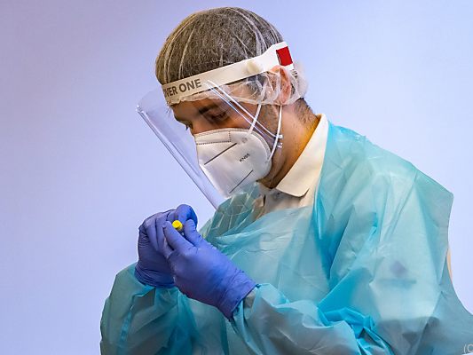 Seit Pandemie-Beginn fast 400.000 positive Tests im Land