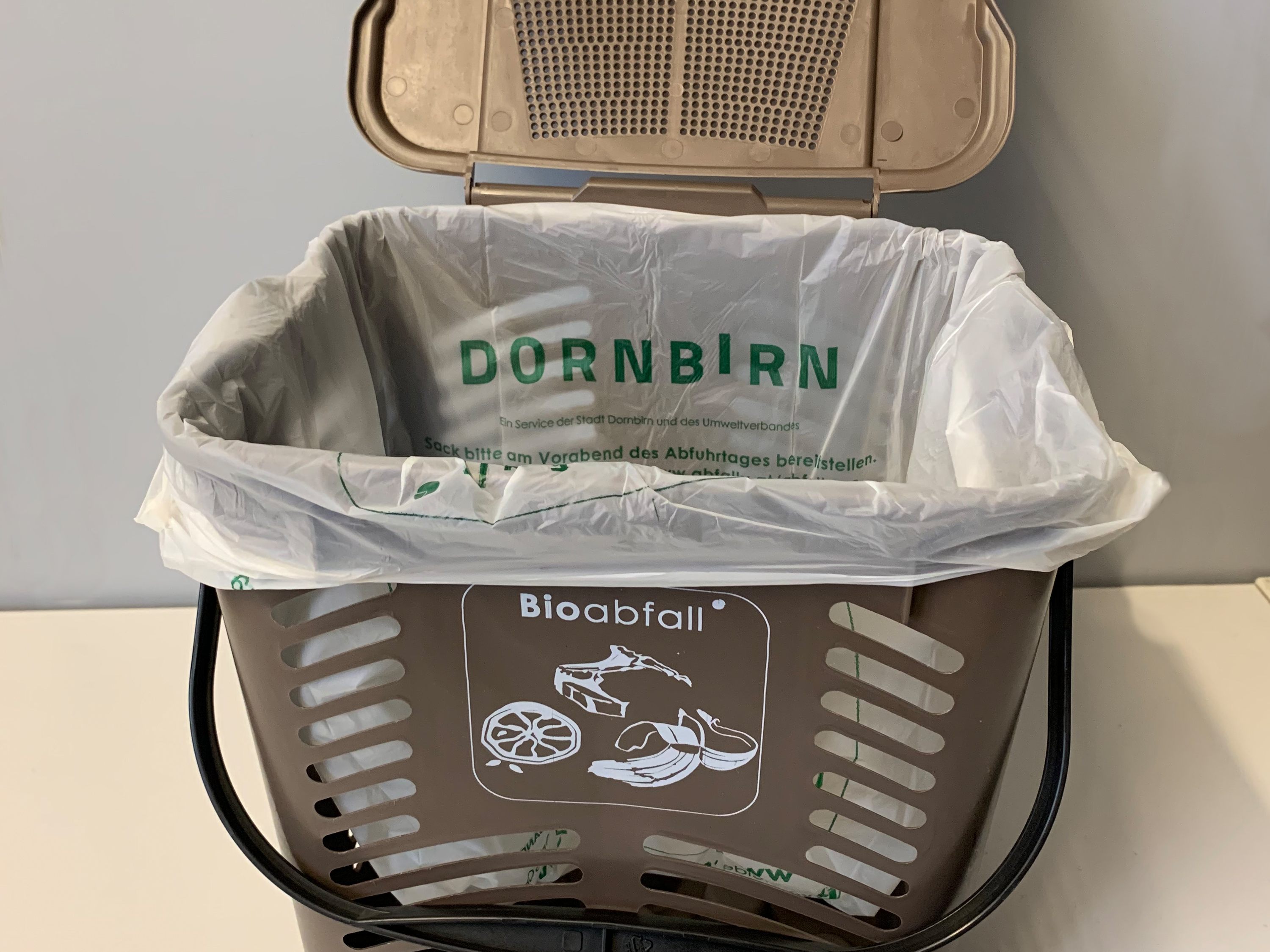 Mit den belüfteten Eimern sollten die abbaubaren Säcke nicht mehr reißen.