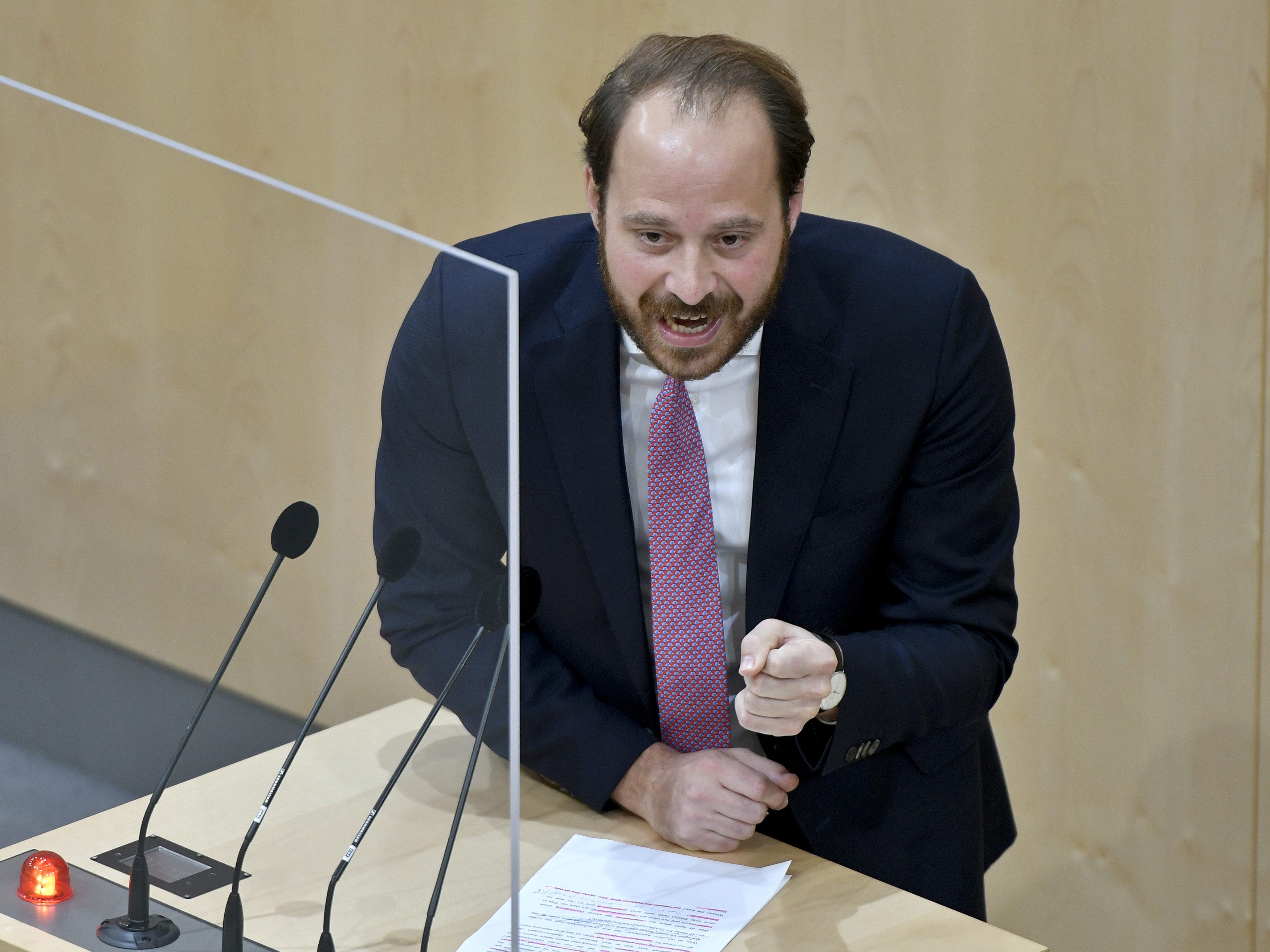 Kritik an Umgang mit Unternehmen und Schülern üben aktuell die NEOS