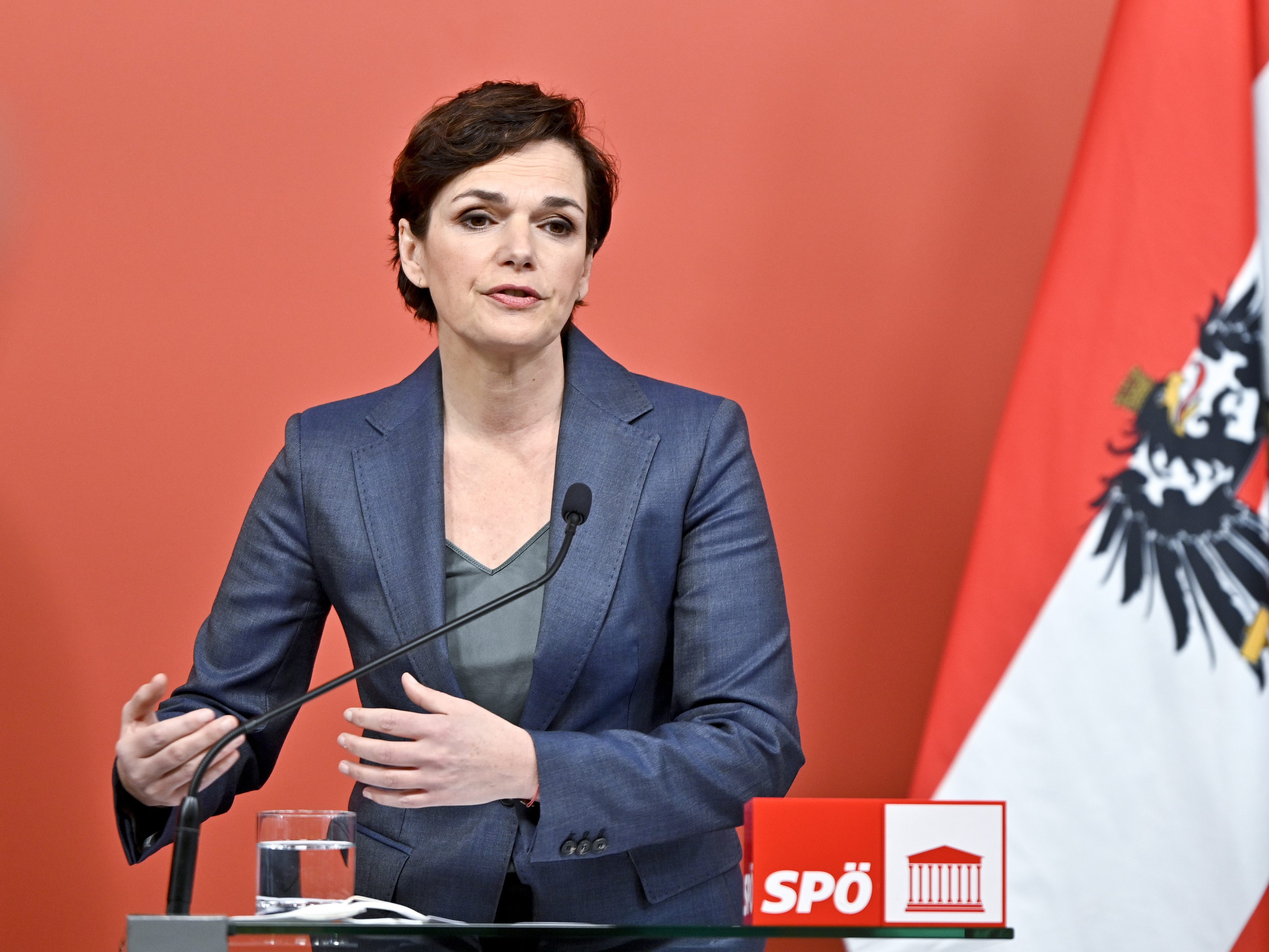 SPÖ-Chefin Pamela Rendi-Wagner bei der Pressekonferenz "Aktuelle Corona-Entwicklung" in Wien