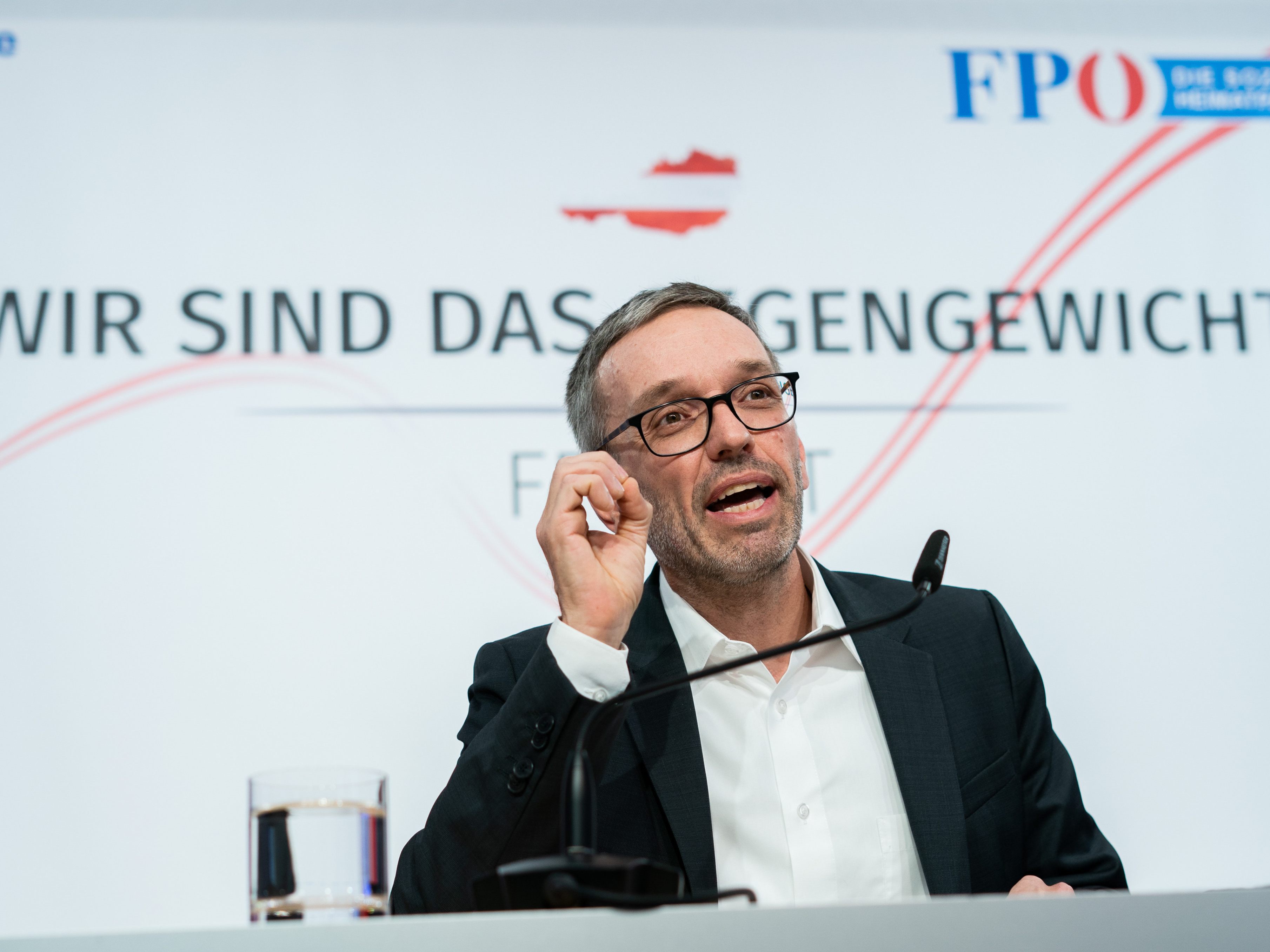 Unter anderem Herbert Kickl (FPÖ) kritisiert die Maßnahmen der Regierung scharf. Unter anderem Herbert Kickl (FPÖ) kritisiert die Maßnahmen der Regierung scharf.