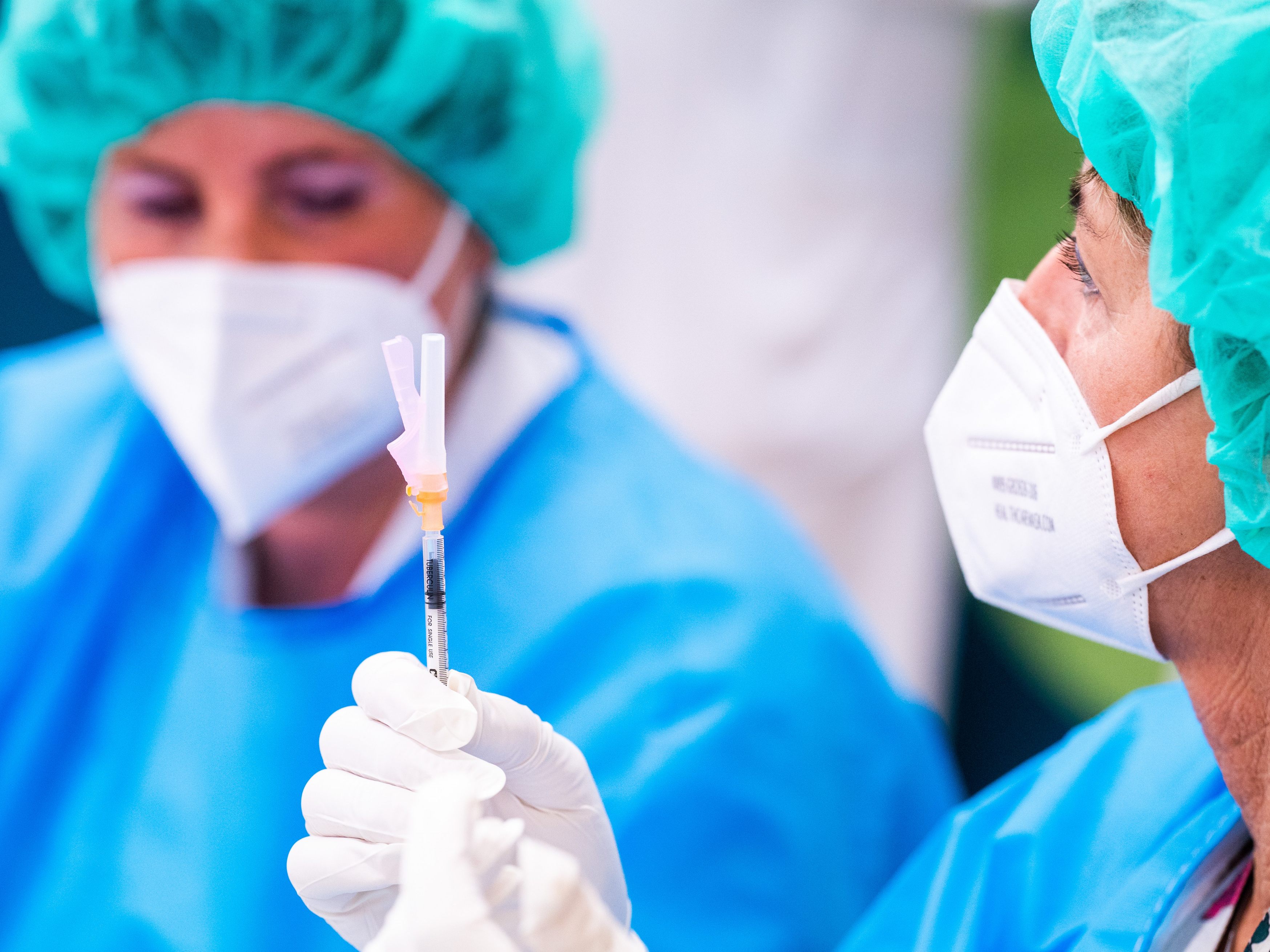 Davon sollten bereits 6.400 Personen zweite Dosis erhalten haben. Davon sollten bereits 6.400 Personen zweite Dosis erhalten haben.