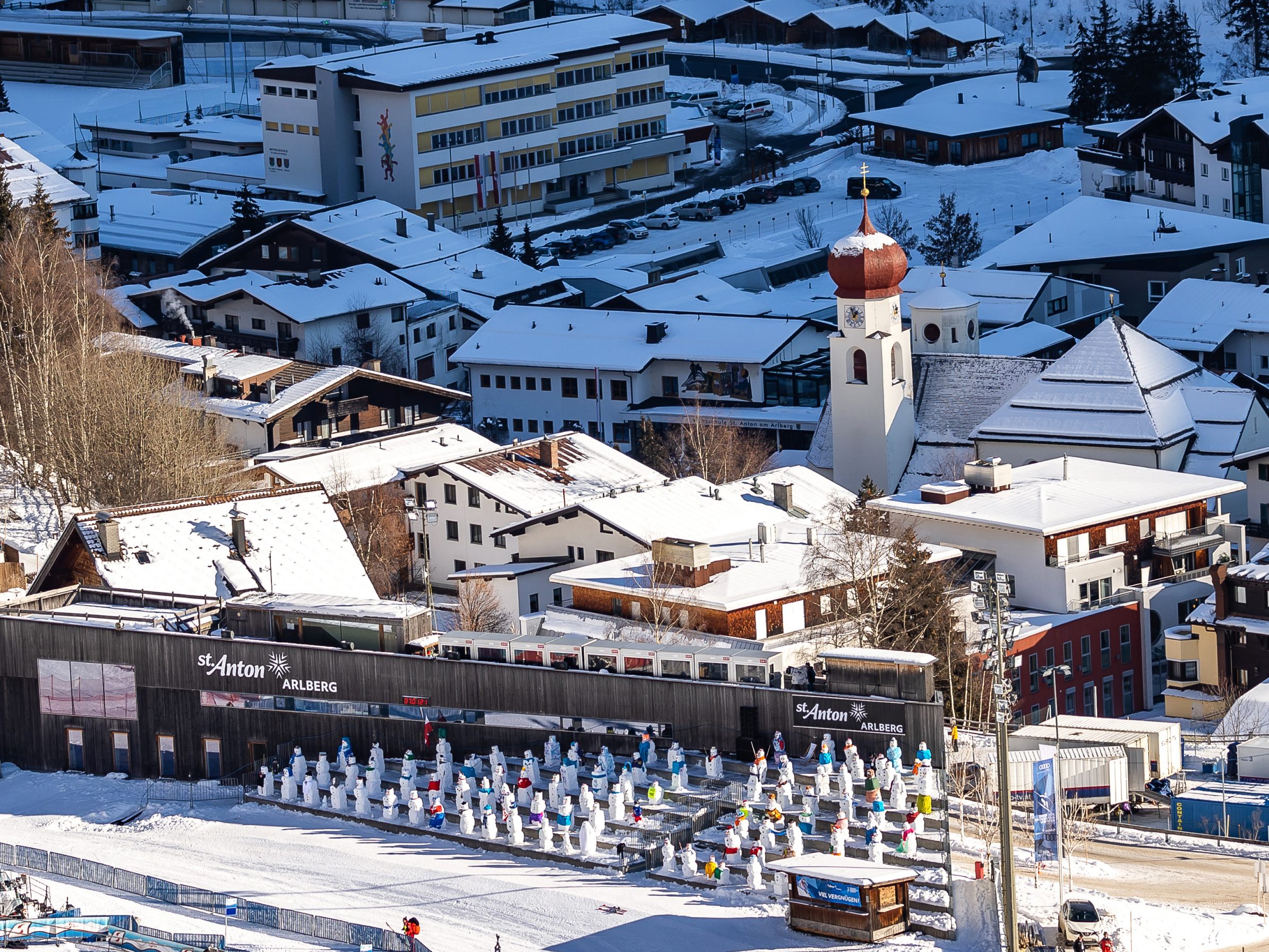 Junge Briten, Schweden und Dänen feiern in St. Anton.