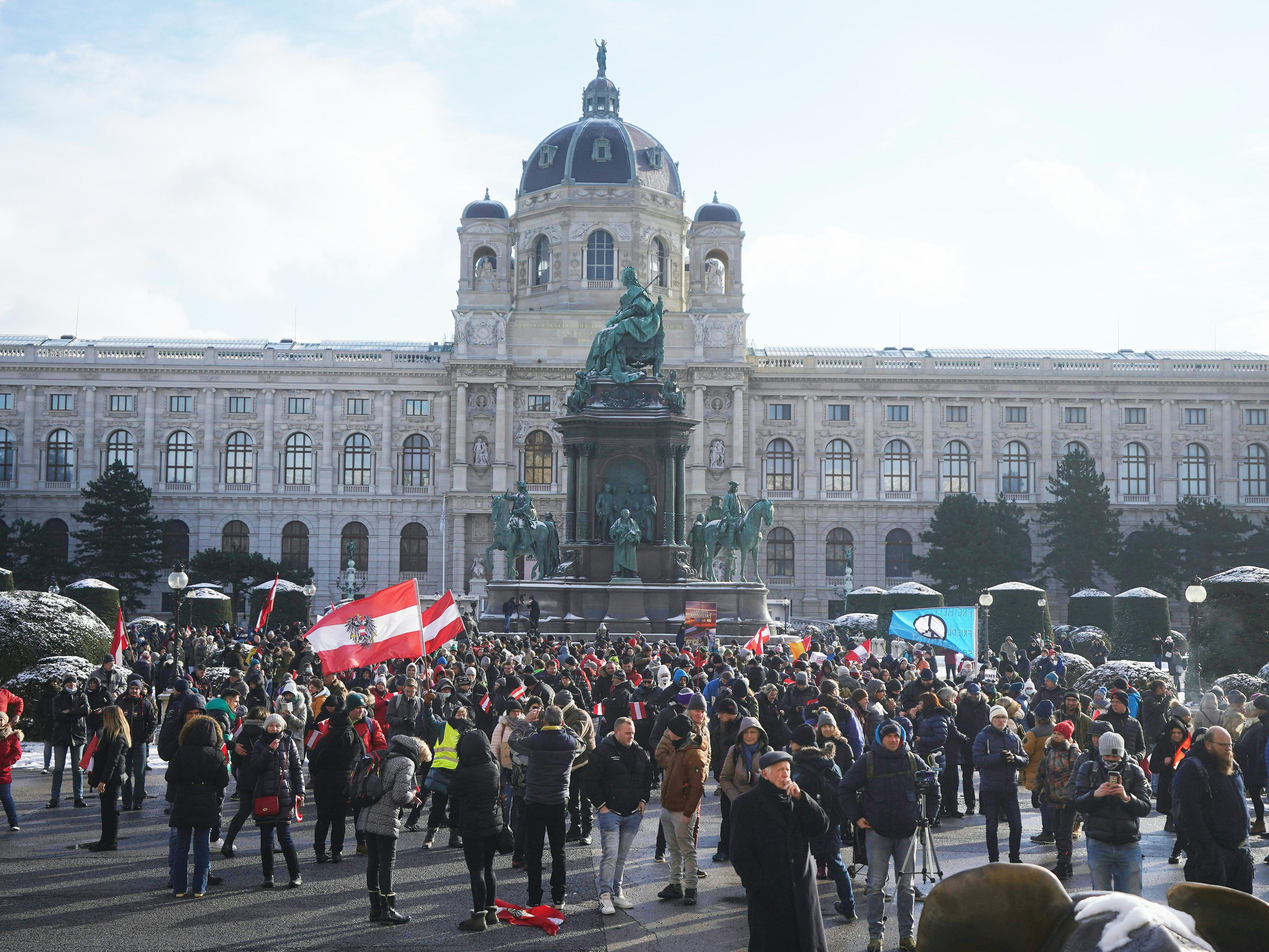 Die Menschen versammelten sich, um gegen die Corona-Maßnahmen zu demonstrieren.