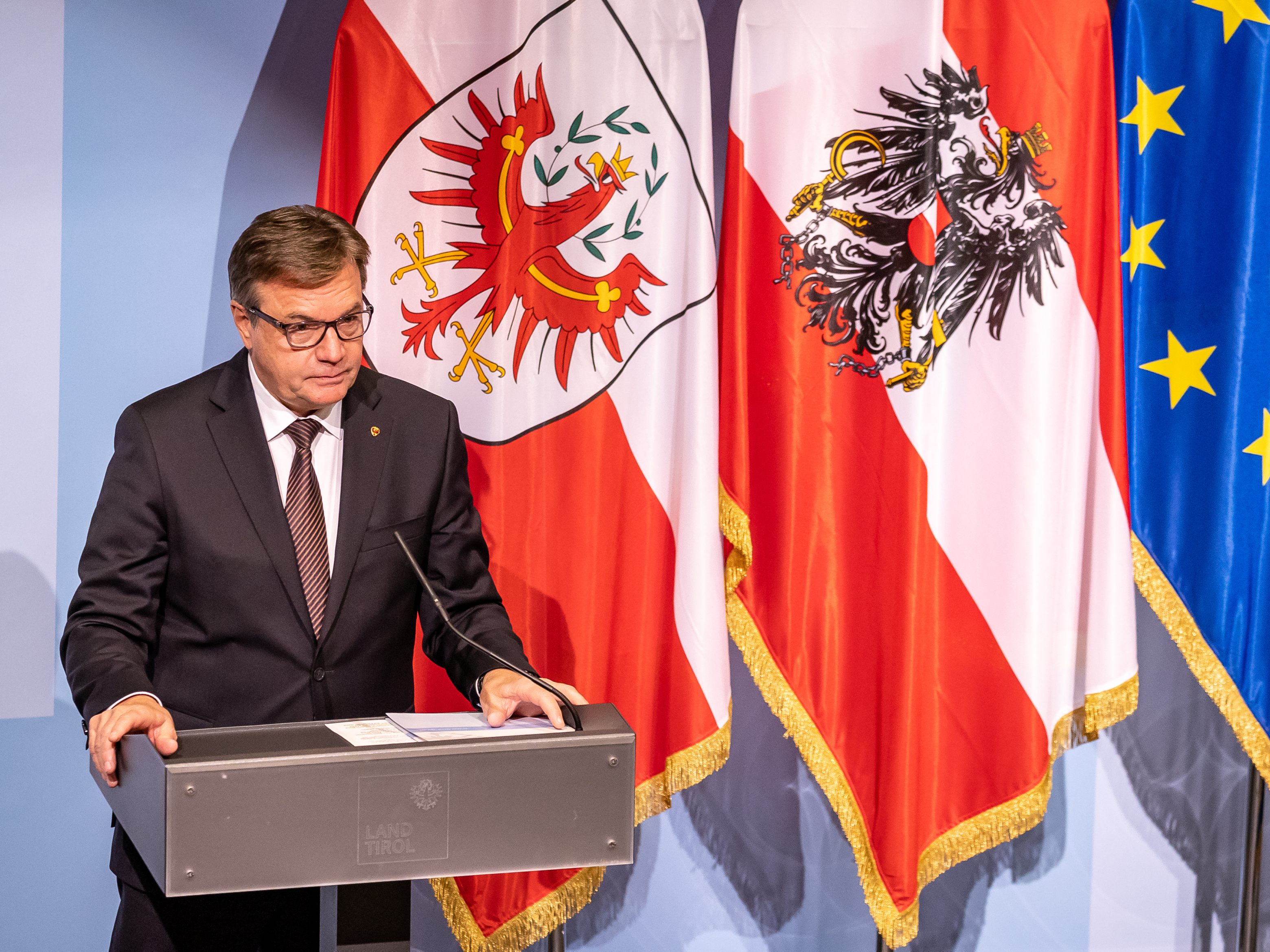 Platter zeigte sich außerdem über illegale Partys verärgert. Platter zeigte sich außerdem über illegale Partys verärgert.