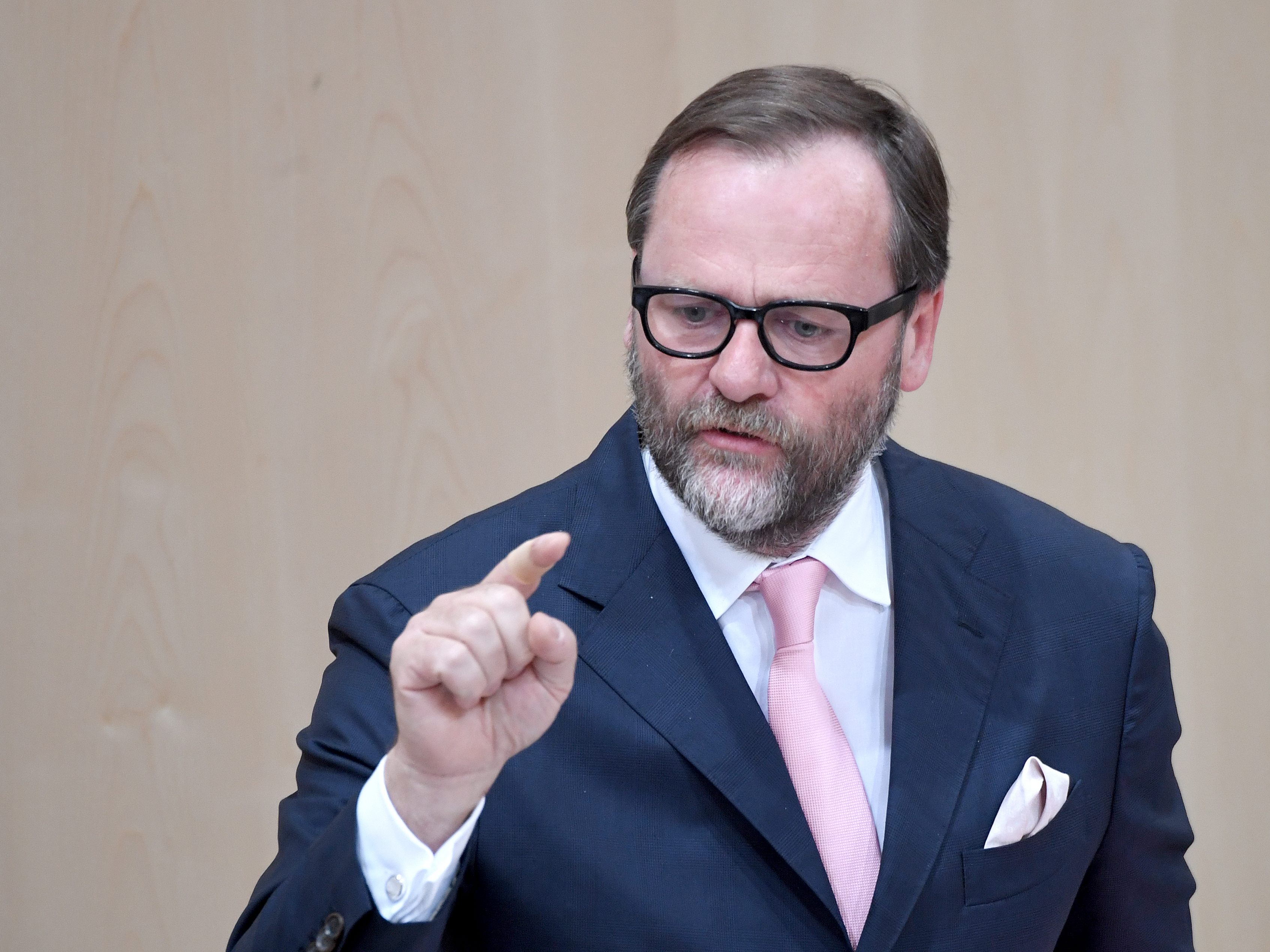 Am Mittwoch wird ein "dringlicher Antrag" der NEOS im Nationalrat debattiert. Am Mittwoch wird ein "dringlicher Antrag" der NEOS im Nationalrat debattiert.