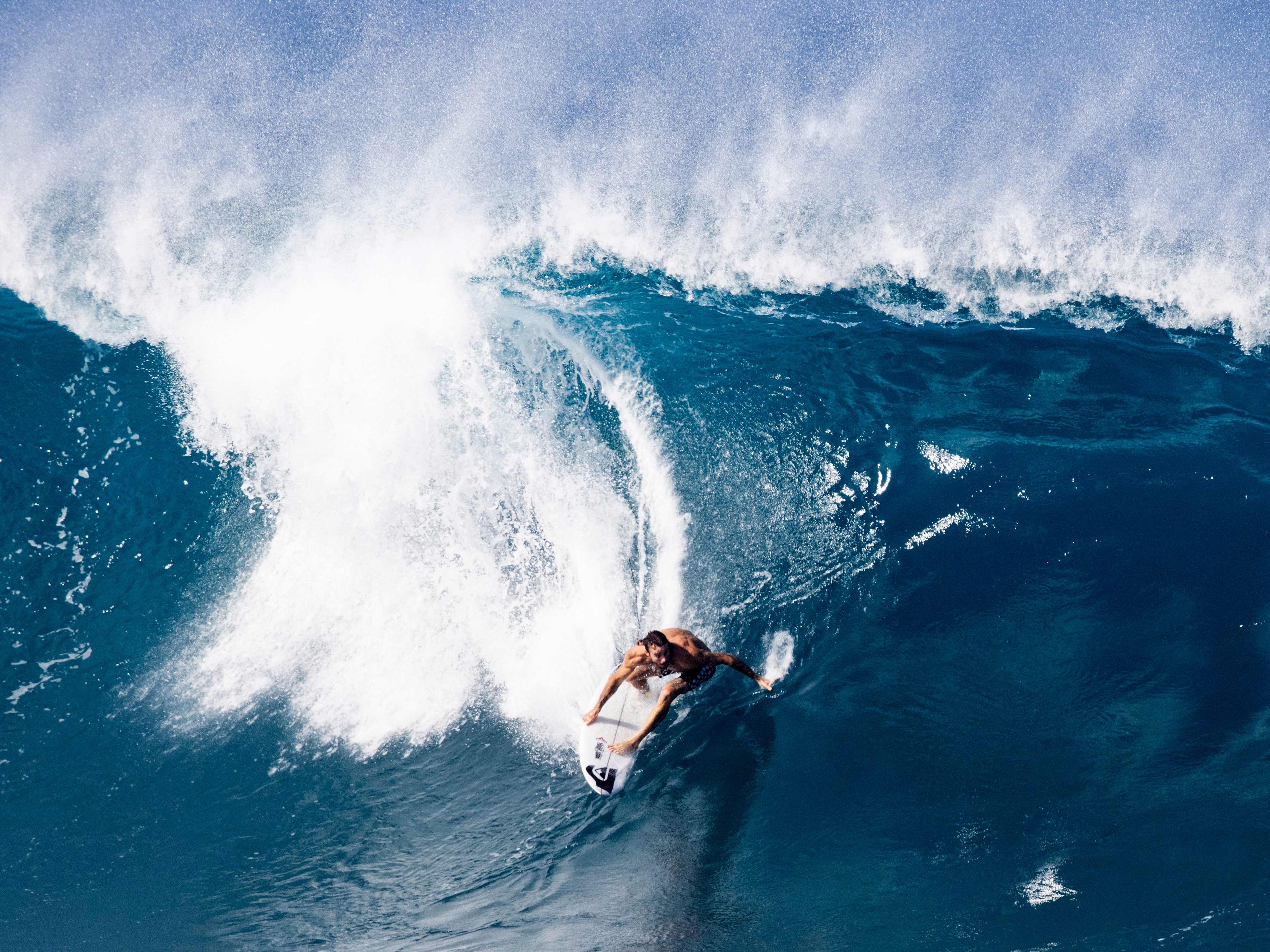 Der Profi-Surfer Mikey Wright rettete eine Frau vor dem Ertrinken.