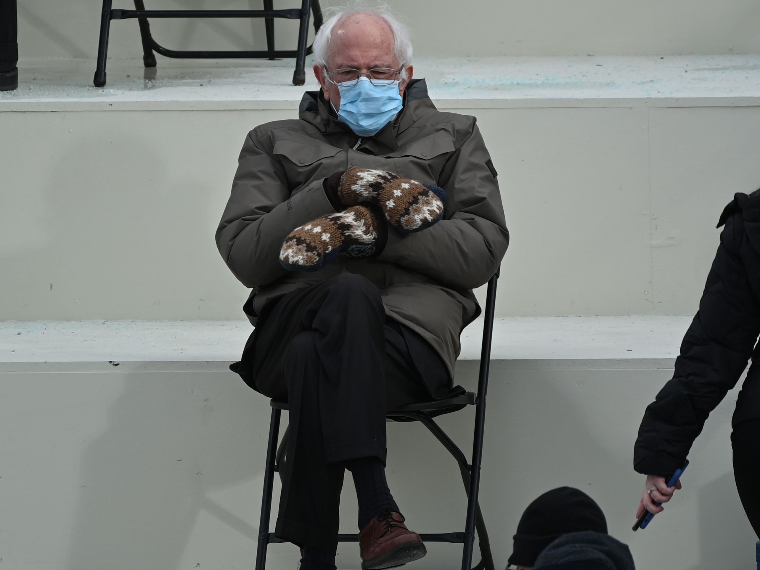 Bernie Sanders freue sich, dass sein "Internet-Ruhm" nun Menschen in Not zu Gute komme. Bernie Sanders freue sich, dass sein "Internet-Ruhm" nun Menschen in Not zu Gute komme.