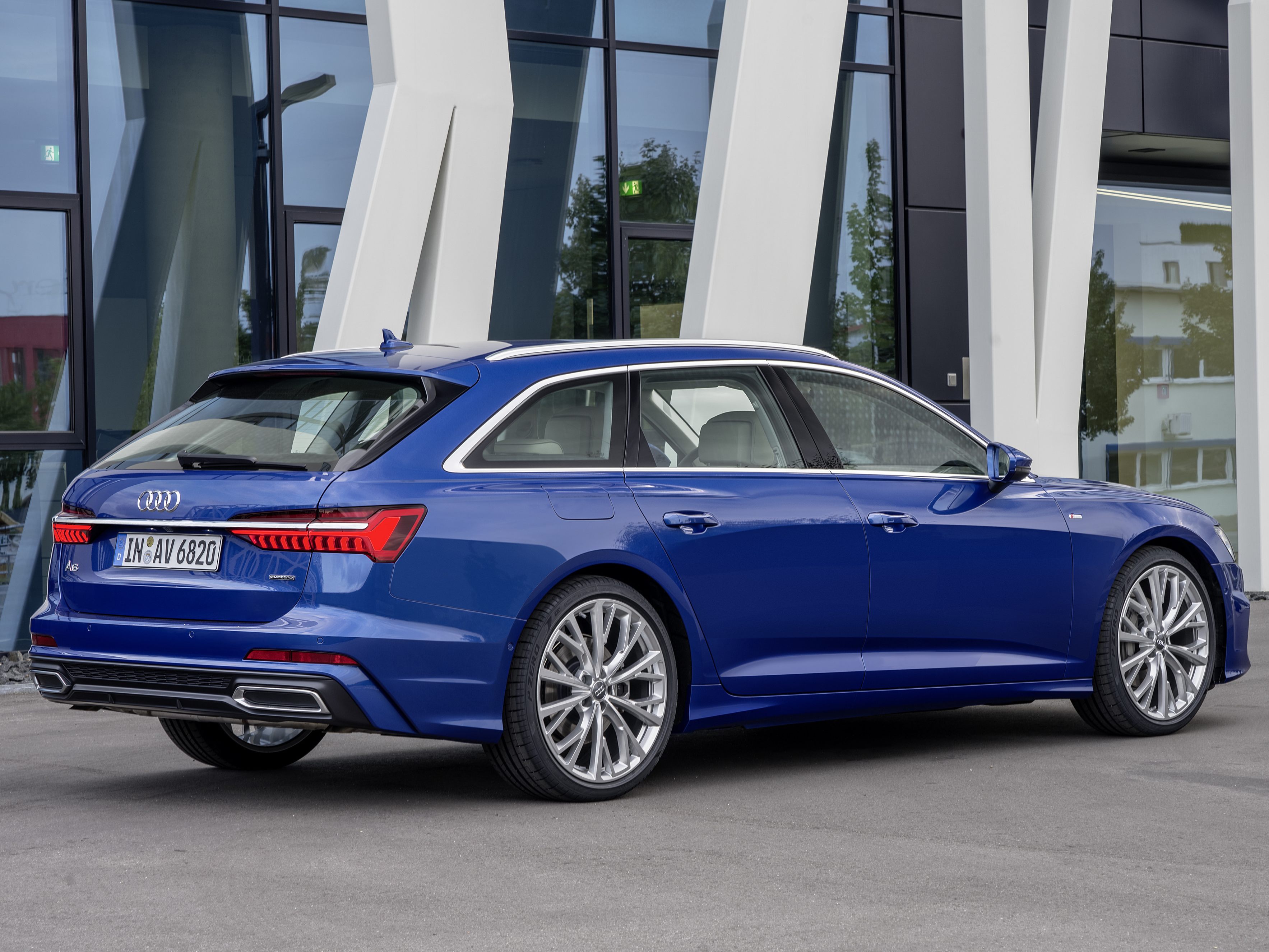 Mit einem Audi A6 Avant wurde der Lkw abgeschleppt. Mit einem Audi A6 Avant wurde der Lkw abgeschleppt.