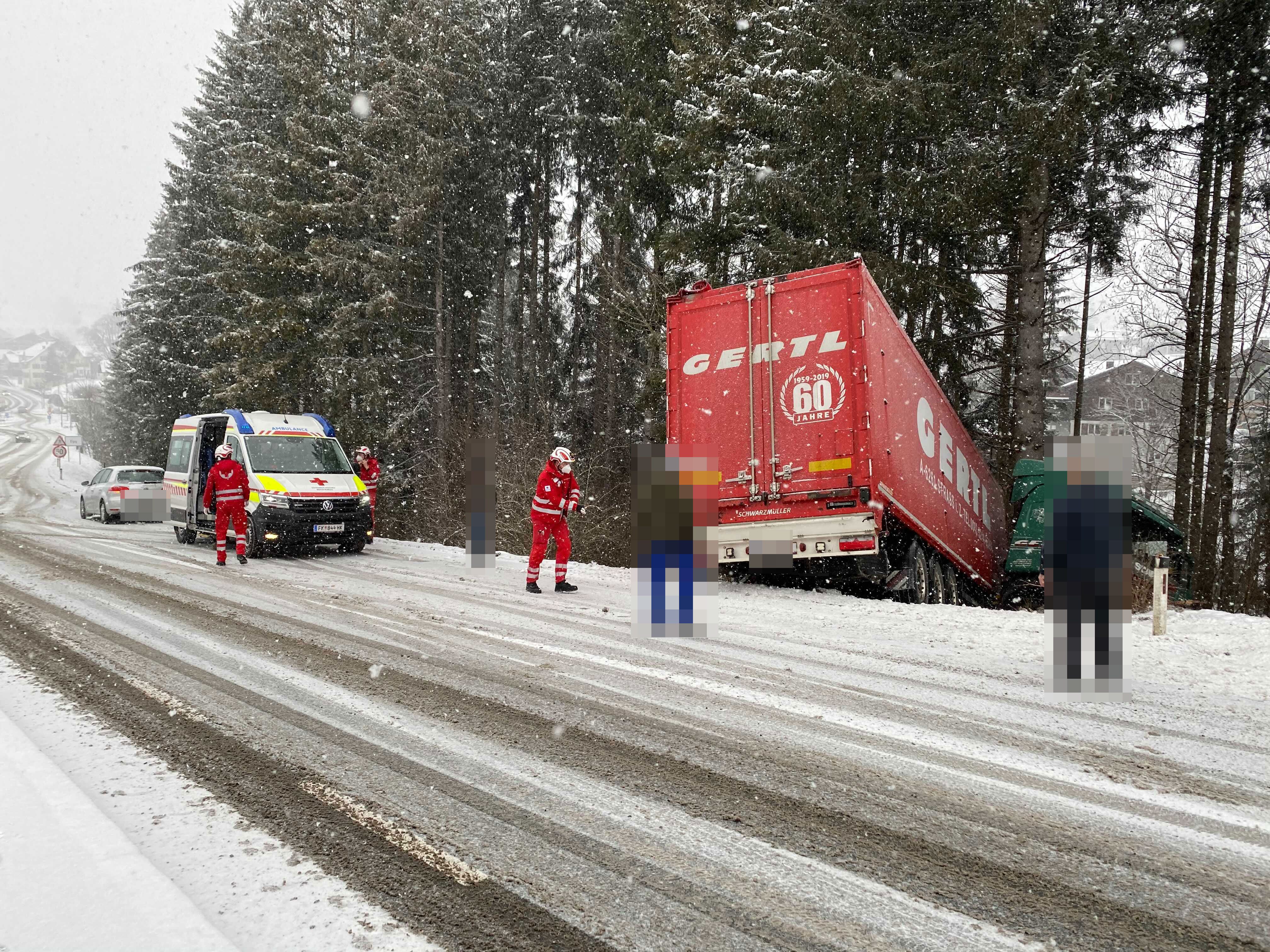 Der Fahrer konnte nach dem Unfall selbständig aus dem Fahrzeug aussteigen.