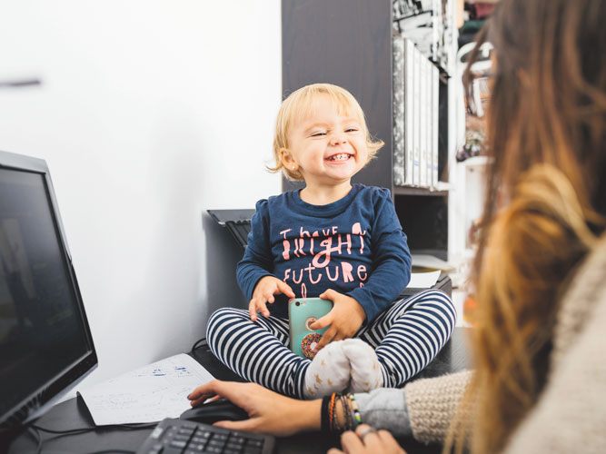 Arbeiten und gleichzeitig dem Kind die nötige Aufmerksamkeit schenken? Das überfordert letztendlich alle Beteiligten. (Foto: Josep Rovirosa / picturedesk.com) Arbeiten und gleichzeitig dem Kind die nötige Aufmerksamkeit schenken? Das überfordert letztendlich alle Beteiligten. (Foto: Josep Rovirosa / picturedesk.com)