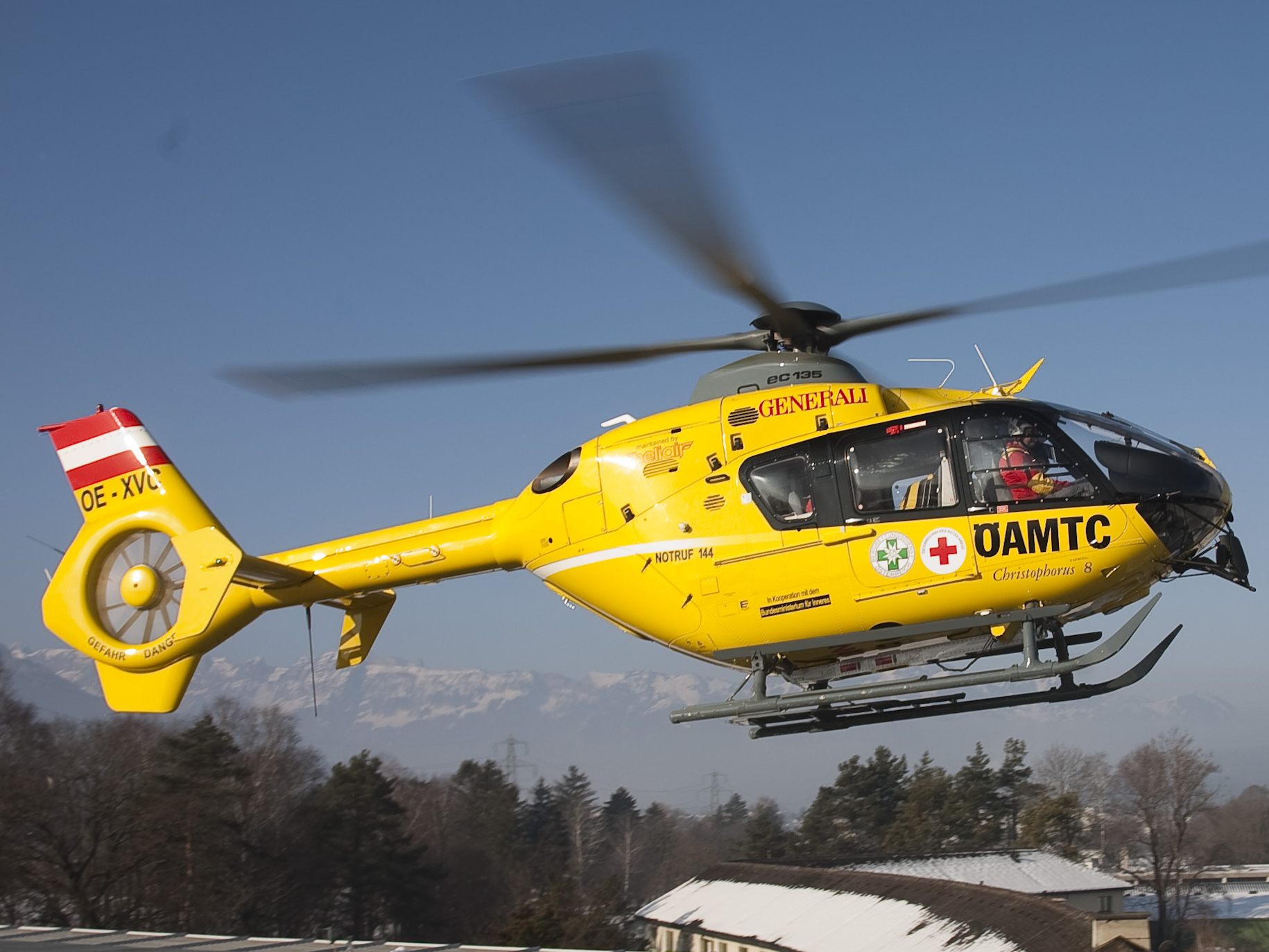 Der Rodler wurde mit dem Rettungshubschrauber „C8“ ins Krankenhaus Dornbirn geflogen. Der Rodler wurde mit dem Rettungshubschrauber „C8“ ins Krankenhaus Dornbirn geflogen.