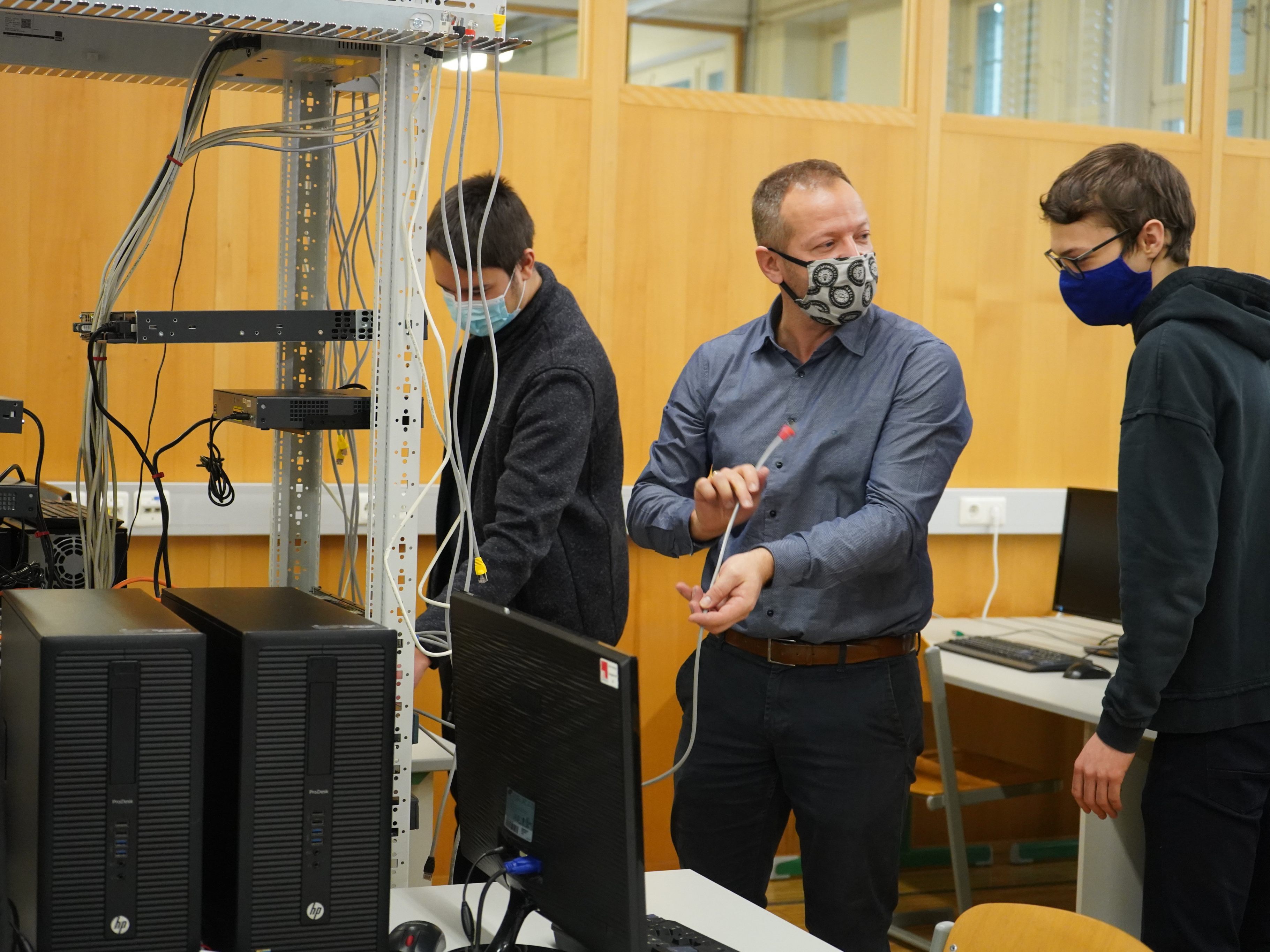 Die Betriebsinformatiker schätzen die spannenden Projekte, die sich rund um Computer, Software und Programmierung bieten. Die Betriebsinformatiker schätzen die spannenden Projekte, die sich rund um Computer, Software und Programmierung bieten.
