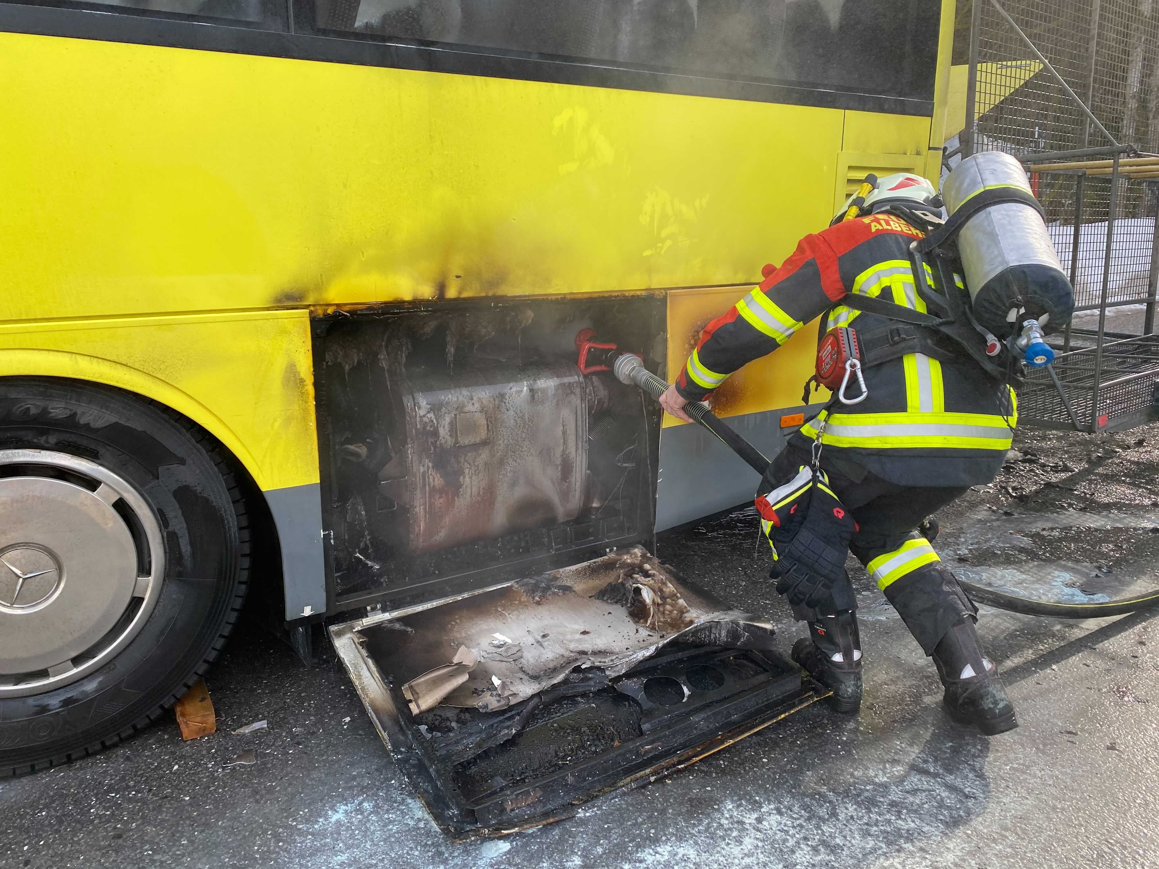 Ein Landbus geriet am Freitag in Brand.