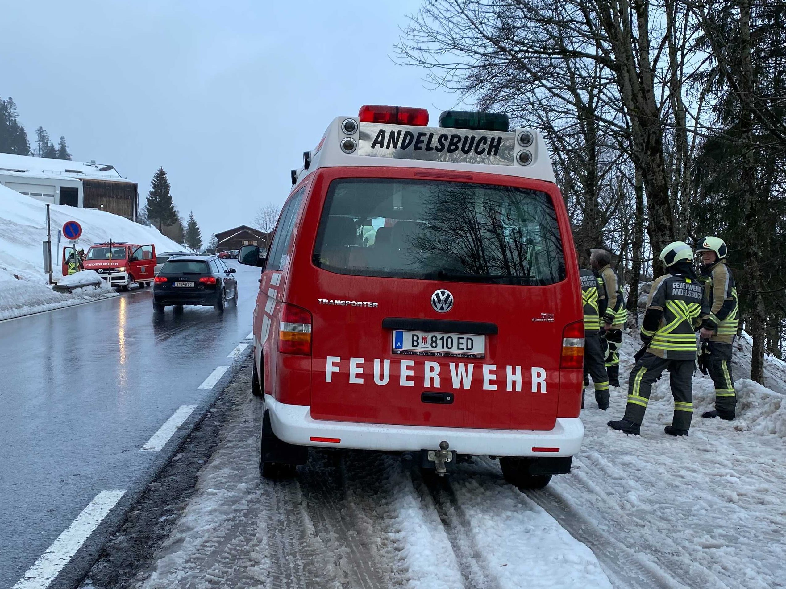 Ohne direkte Zufahrt zum Haus mussten sich die Einsatzkräfte sammeln und mit Skidoo und Pistenraupe zum Brandort kommen. Ohne direkte Zufahrt zum Haus mussten sich die Einsatzkräfte sammeln und mit Skidoo und Pistenraupe zum Brandort kommen.