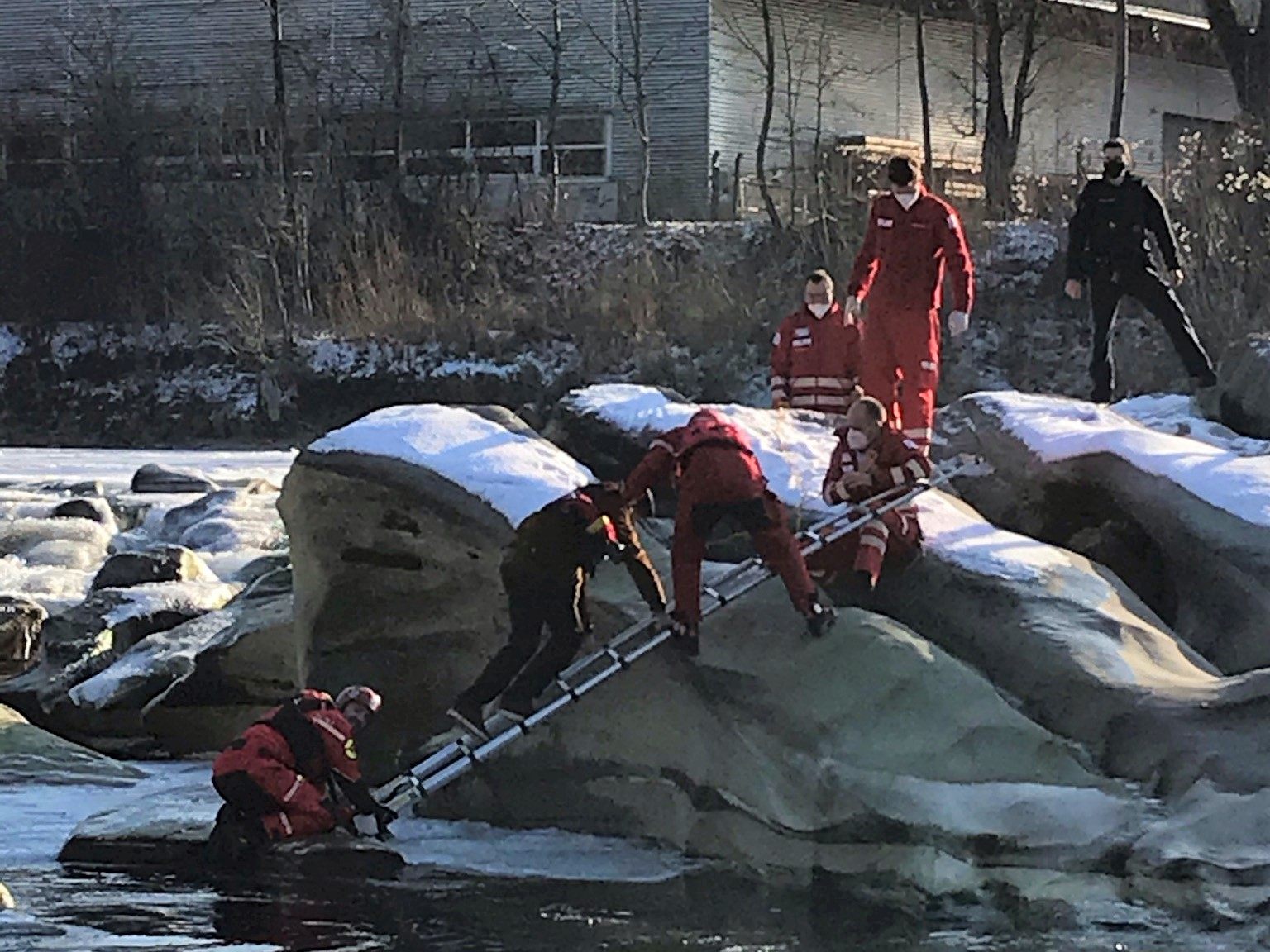 Die Einsatzkräfte bargen den 14-Jährigen mit einer Leiter aus dem eiskalten Wasser Die Einsatzkräfte bargen den 14-Jährigen mit einer Leiter aus dem eiskalten Wasser