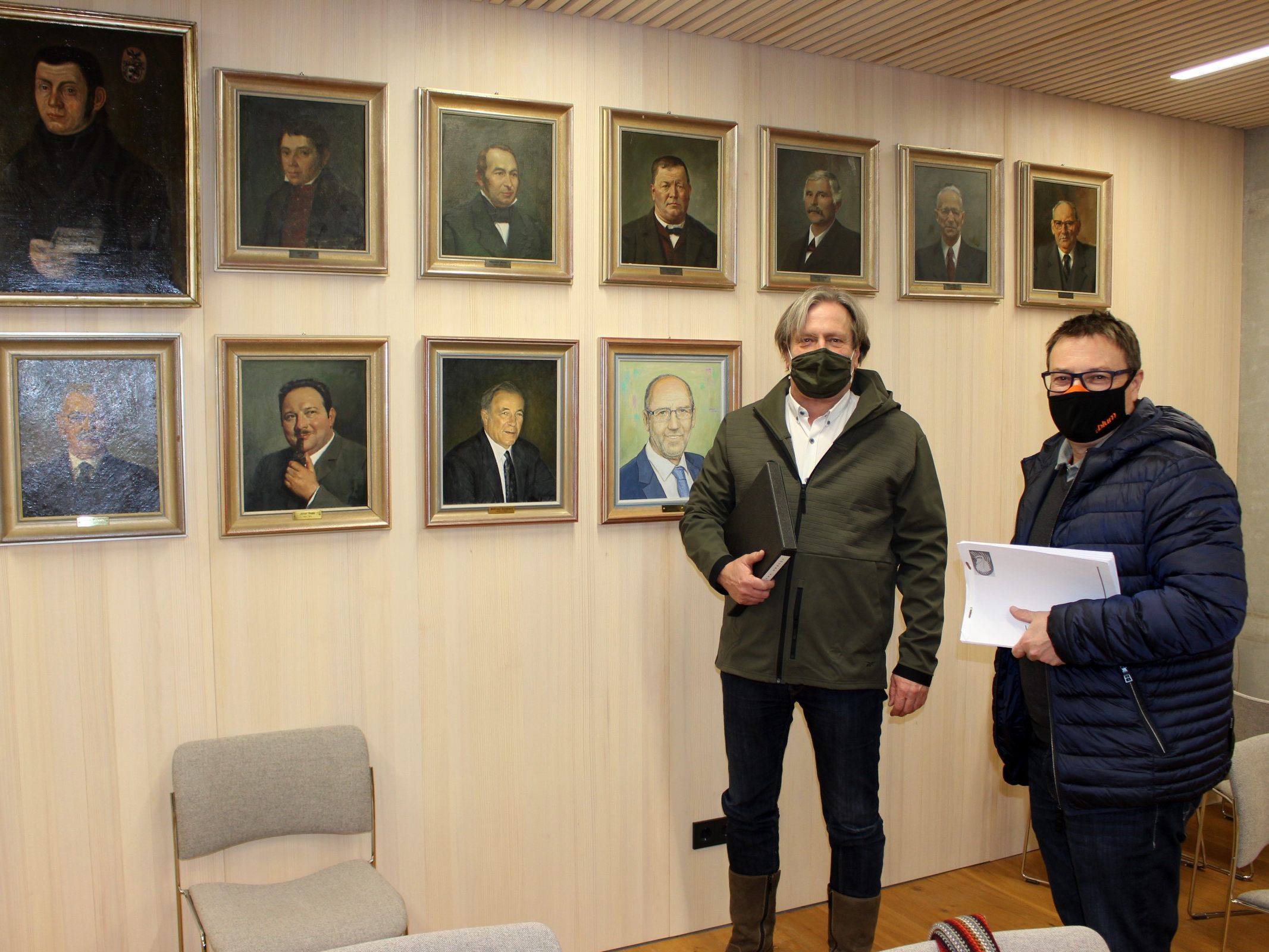 Bürgermeister Frank Matt (GRÜNE) und Vizebürgermeister Christophorus Schmid (ÖVP) nach der Budgetsitzung vor der Lochauer Bürgermeister-Galerie. Bürgermeister Frank Matt (GRÜNE) und Vizebürgermeister Christophorus Schmid (ÖVP) nach der Budgetsitzung vor der Lochauer Bürgermeister-Galerie.