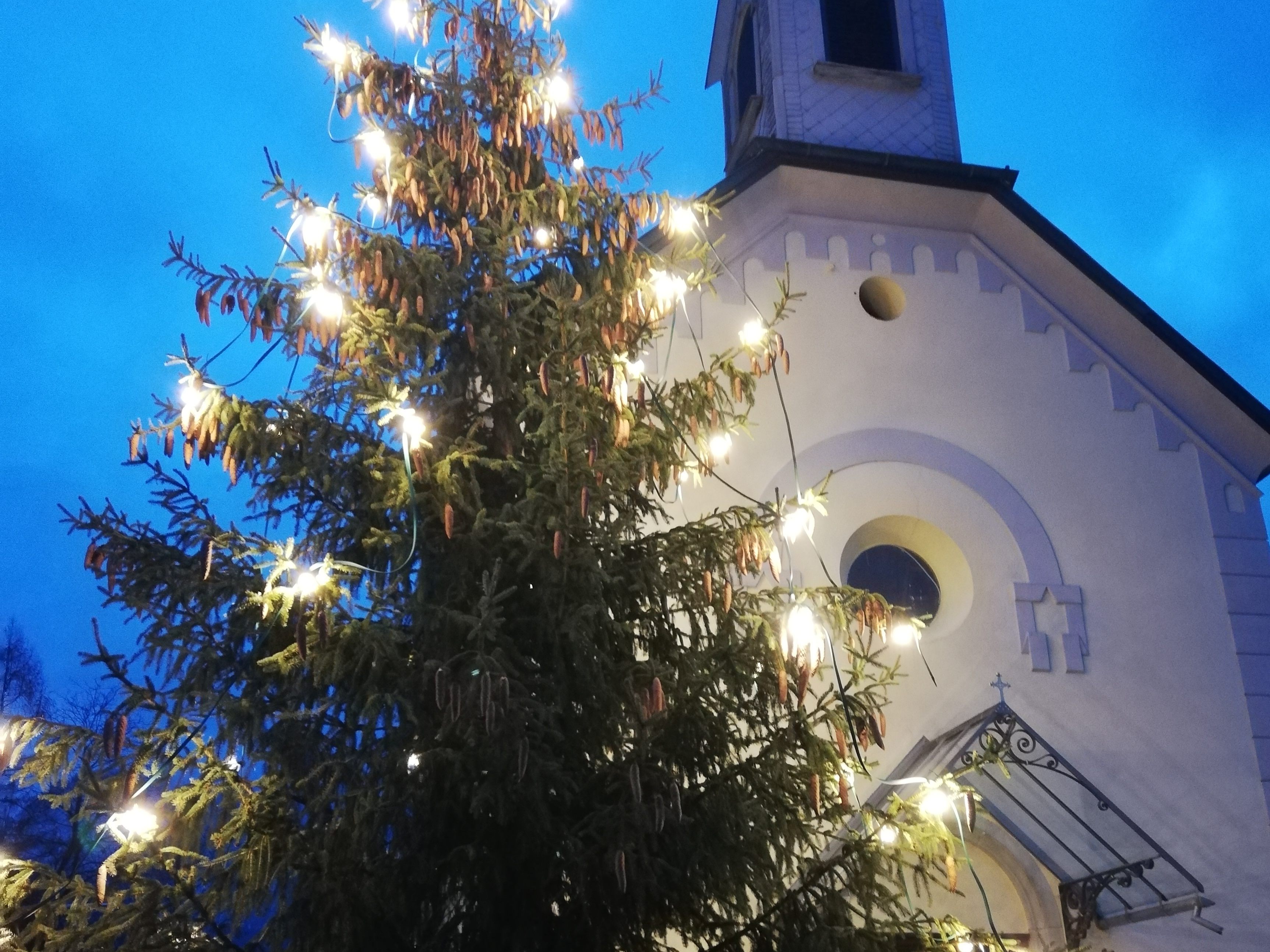 Im weihnachtlichen Glanz zeigt sich die Kapelle an der Vorderen Achmühle. Im weihnachtlichen Glanz zeigt sich die Kapelle an der Vorderen Achmühle.