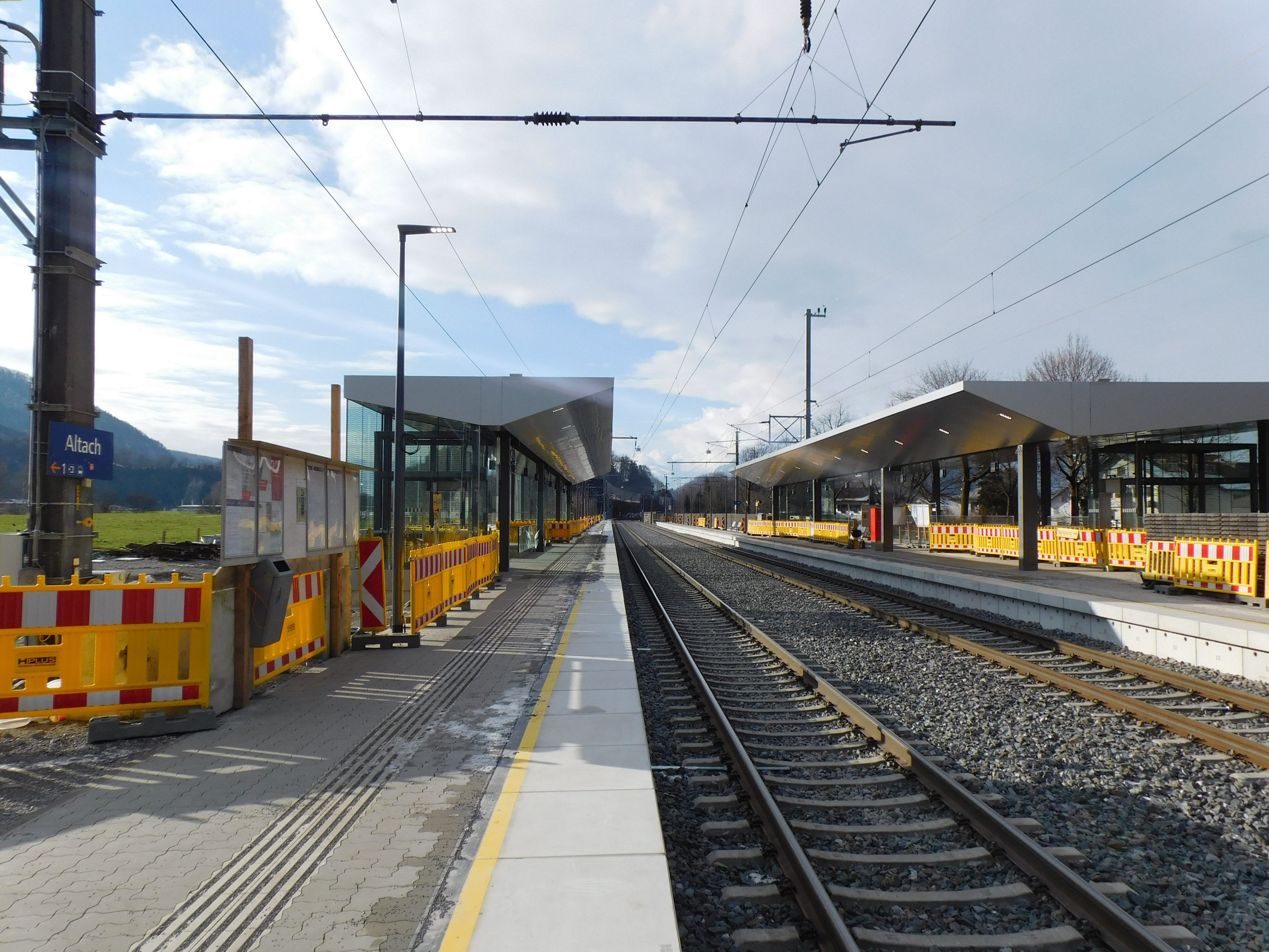 Die markante Überdachung der beiden Bahnsteige prägt bereits jetzt das neue Erscheinungsbild des Bahnhofs in Altach