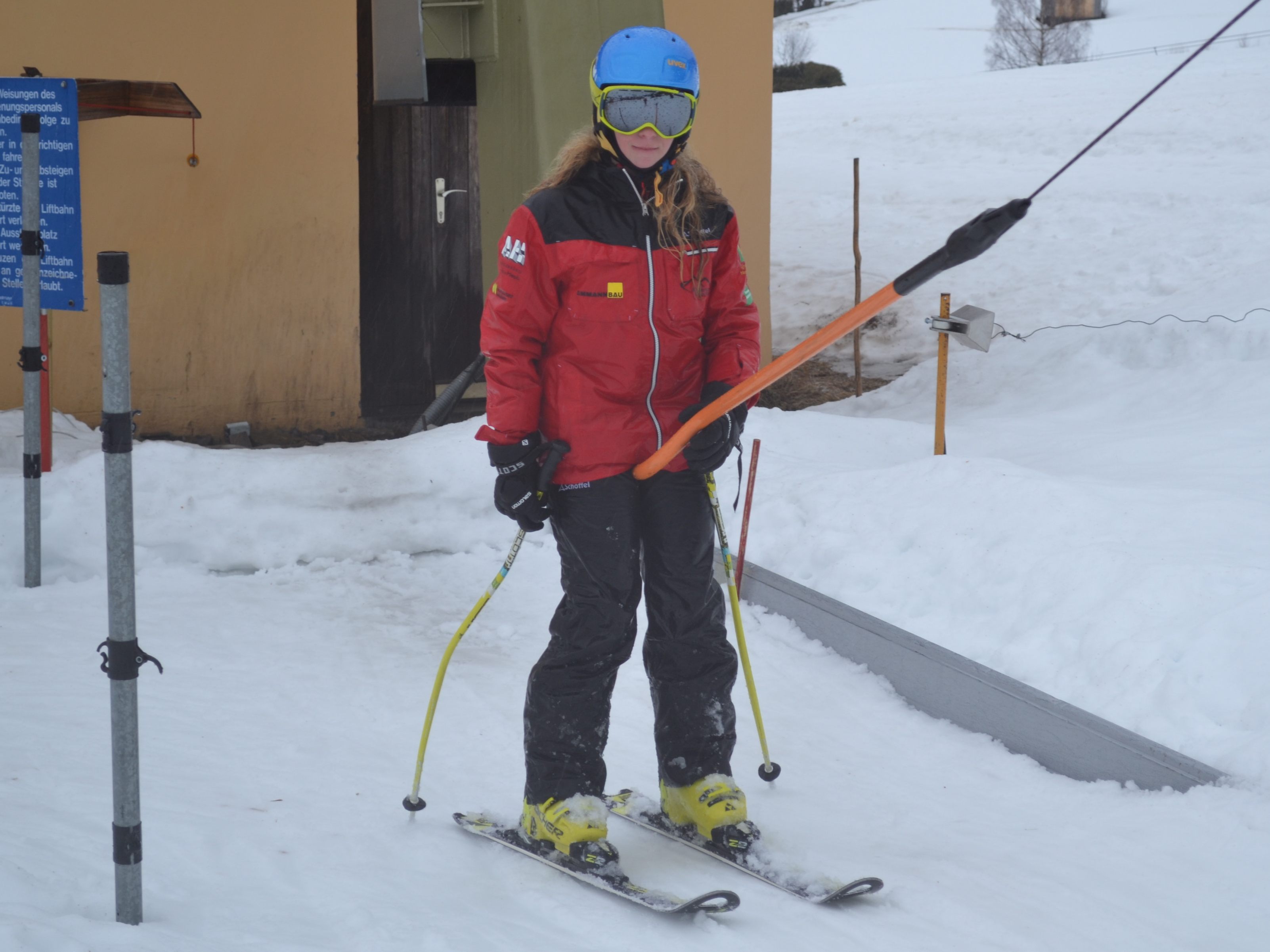 Leonie steht fast täglich auf den Skiern, auch vom Regenwetter lässt sie sich nicht abhalten. Leonie steht fast täglich auf den Skiern, auch vom Regenwetter lässt sie sich nicht abhalten.