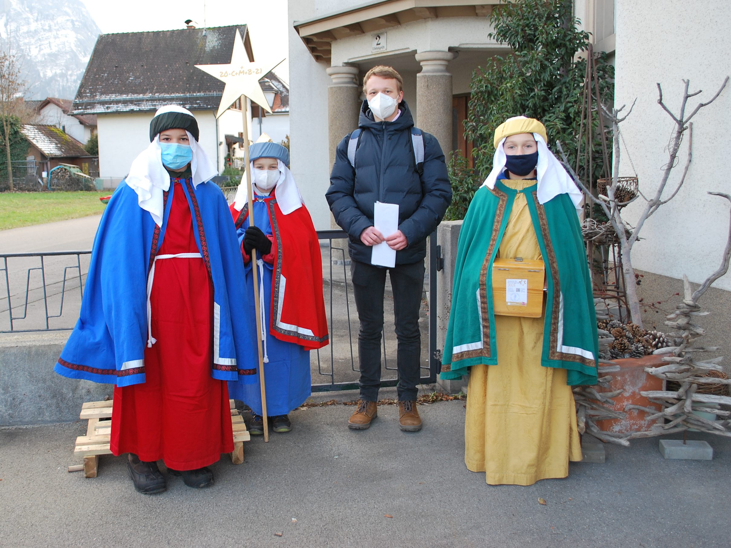 Jos, Luis und Florian, begleitet von Tobias sind für die Aktion Sternsinger im Hatlerdorf unterwegs.