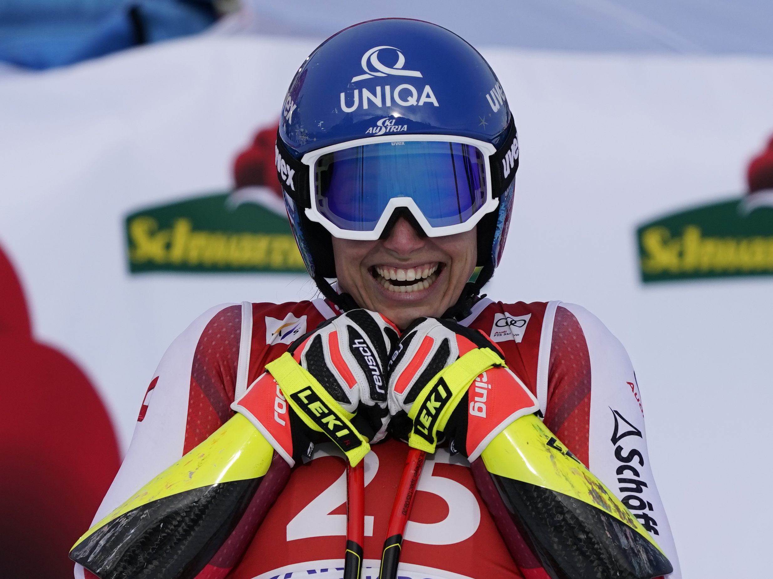Christine Scheyer freut sich über ihren 5. Platz im Garmisch-Super-G.