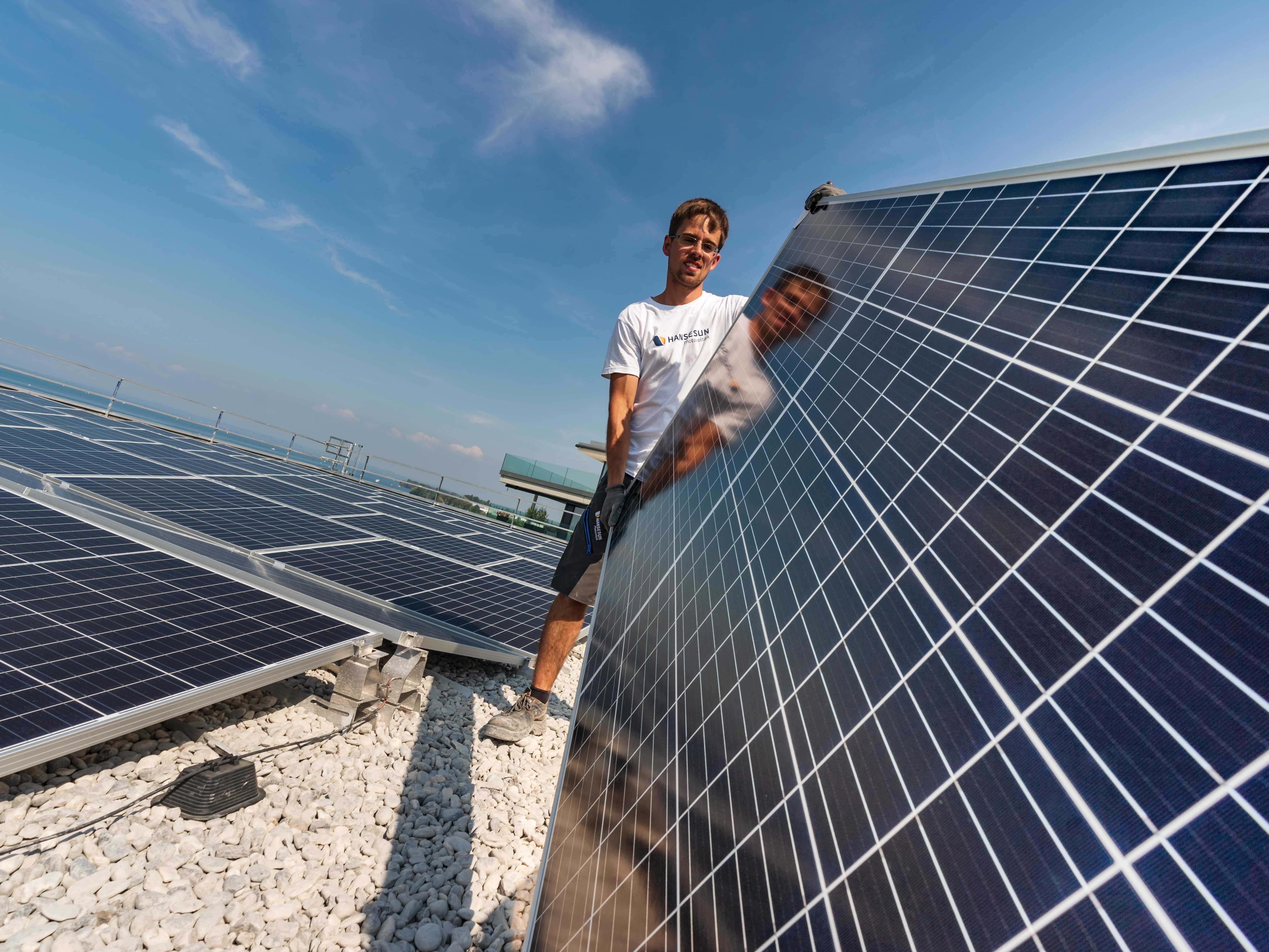 Der Vorarlberger Photovoltaik-Marktführer Hansesun hat Unternehmen in der Ostschweiz, Süddeutschland und eine Niederlassung in Tirol gegründet. Anfang 2021 startet das Unternehmen auch in Liechtenstein. Der Vorarlberger Photovoltaik-Marktführer Hansesun hat Unternehmen in der Ostschweiz, Süddeutschland und eine Niederlassung in Tirol gegründet. Anfang 2021 startet das Unternehmen auch in Liechtenstein.