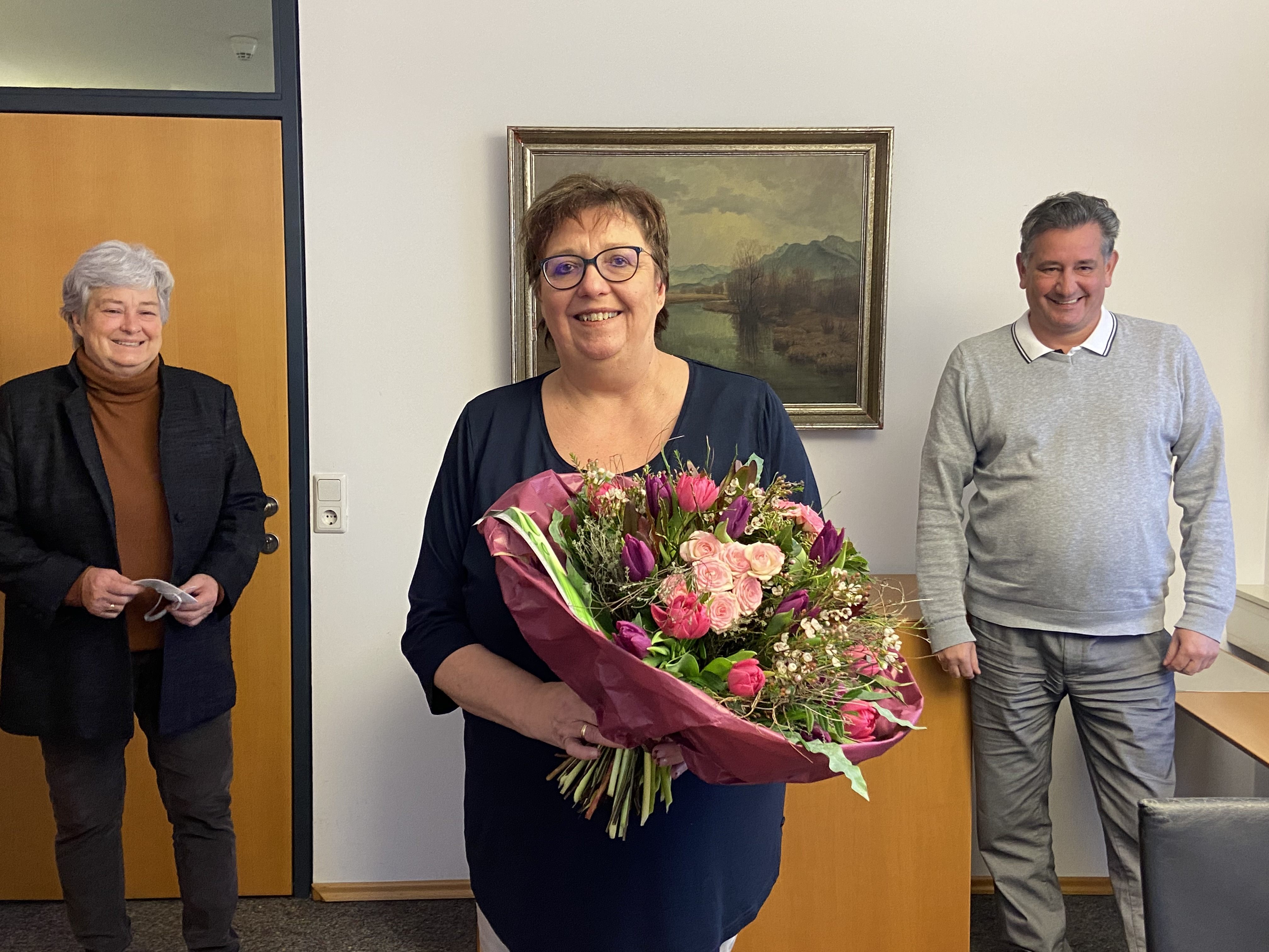 Die neue Fraktionsobfrau des Satteinser Dorfteams, Putzi Amann, ihre Vorgängerin Dolores Hosp und Bürgermeister Gert Mayer. Die neue Fraktionsobfrau des Satteinser Dorfteams, Putzi Amann, ihre Vorgängerin Dolores Hosp und Bürgermeister Gert Mayer.