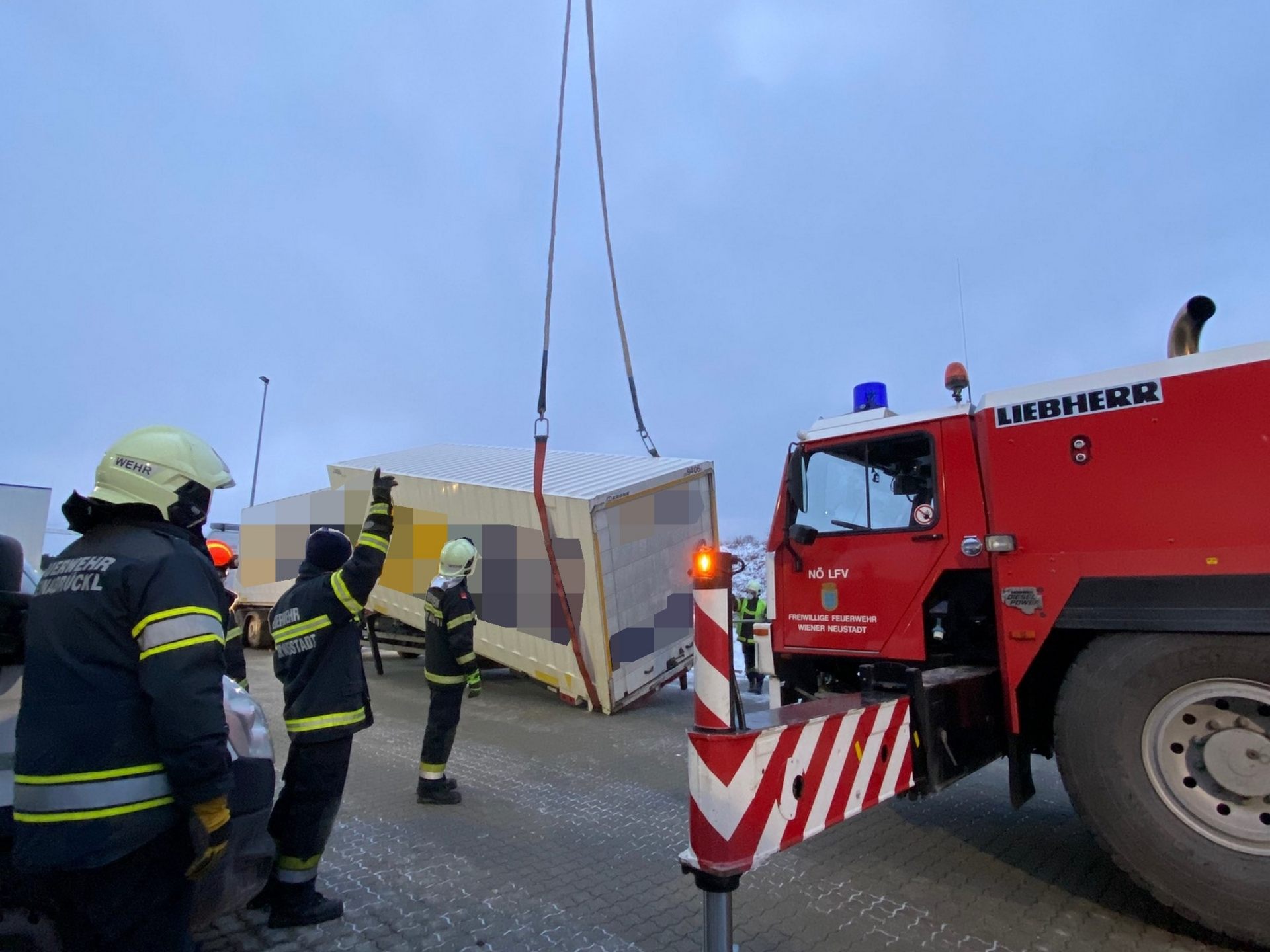 Ein Container war von einem Anhänger gerutscht.