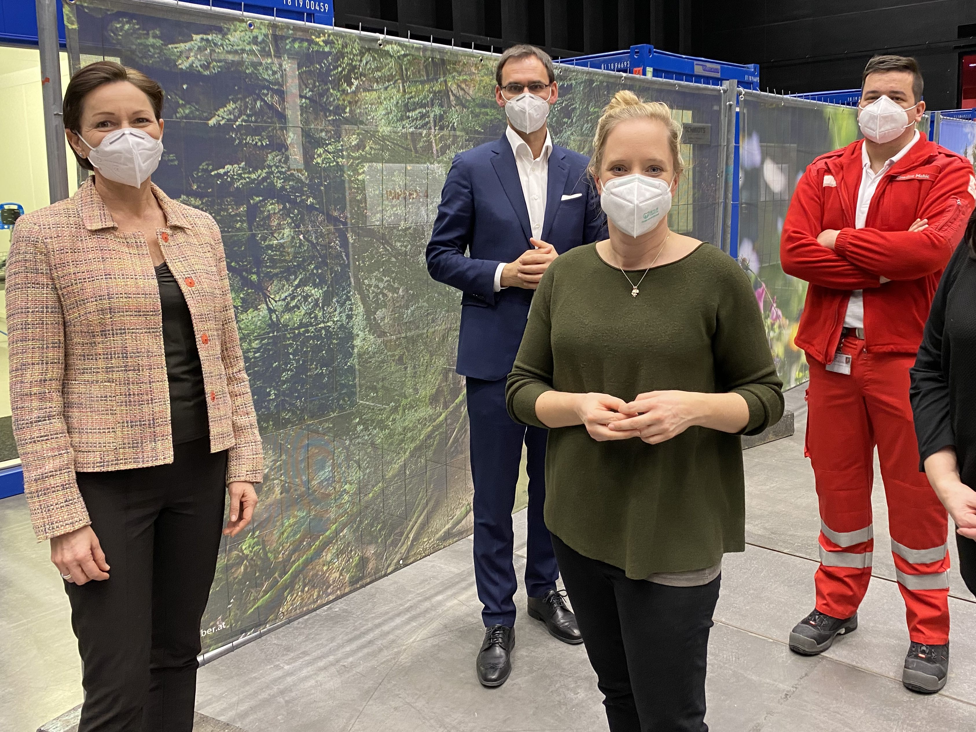 Landesrätin Rüscher (l.) und Landeshauptmann Wallner (m. hinten) beim Start der Impfungen in der Impfstraße im Messequartier Dornbirn am Freitag den 8. Jänner. Landesrätin Rüscher (l.) und Landeshauptmann Wallner (m. hinten) beim Start der Impfungen in der Impfstraße im Messequartier Dornbirn am Freitag den 8. Jänner.