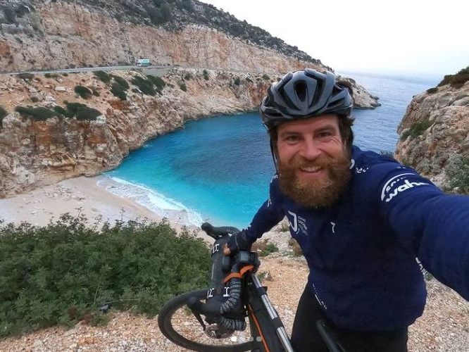 Der Extremsportler ist mitten in der Corona-Pandemie zu einem Rekordversuch um die Welt aufgebrochen.