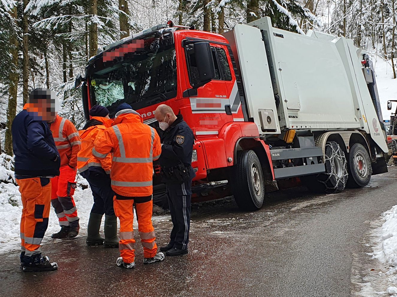 Die Straße war nach dem Unfall für längere Zeit nicht passierbar.