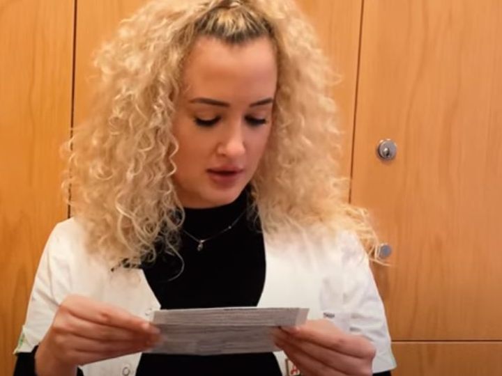 PKA Elisabeth liest aus einer Packungsbeilage die möglichen Nebenwirkungen vor.