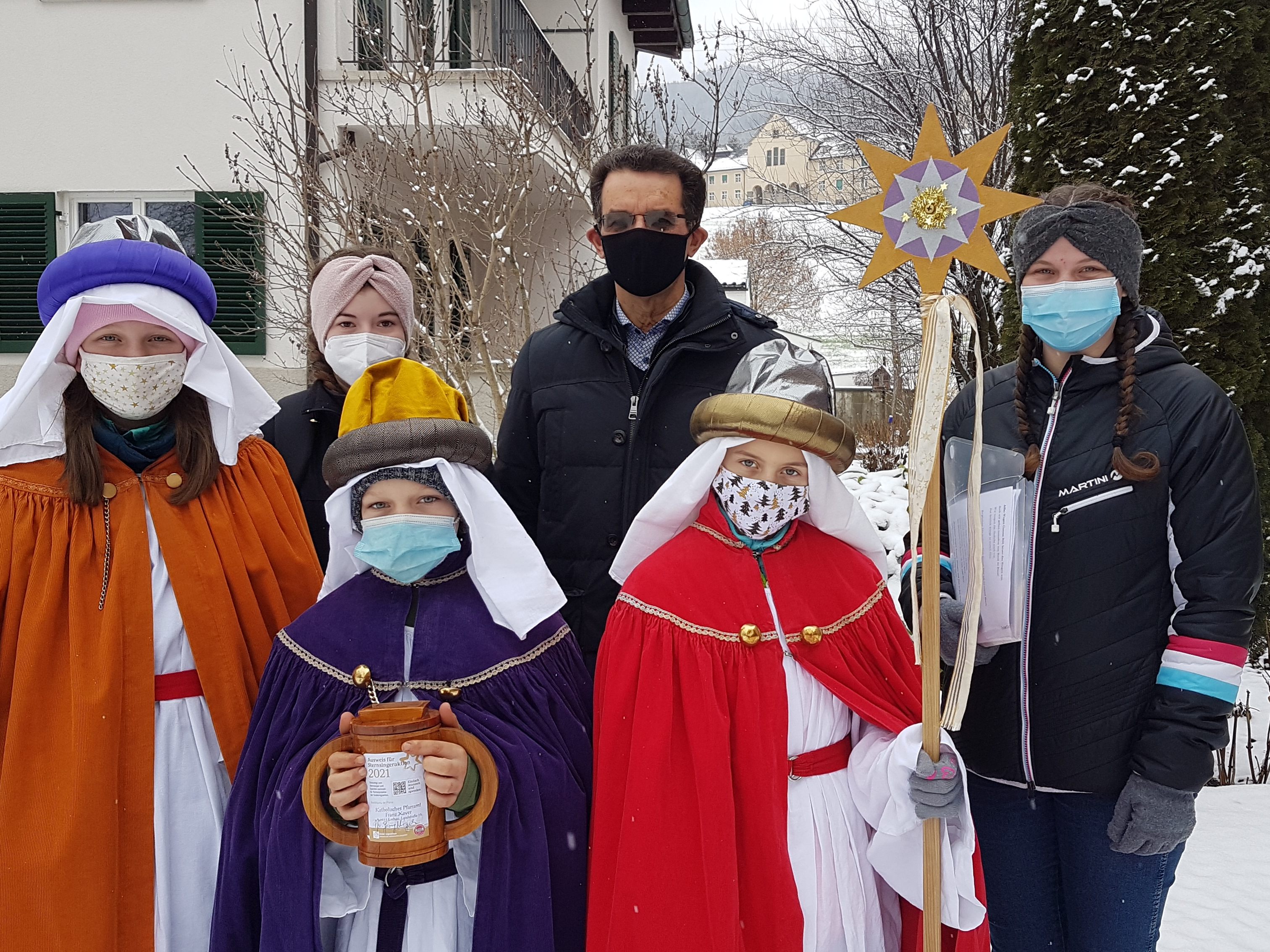 Die Sternsinger trugen auch in Lochau „mit Maske und Abstand“ die Botschaft von der Geburt Jesu von Haus zu Haus und sammelten für verschiedene Hilfsprojekte in aller Welt. Die Sternsinger trugen auch in Lochau „mit Maske und Abstand“ die Botschaft von der Geburt Jesu von Haus zu Haus und sammelten für verschiedene Hilfsprojekte in aller Welt.