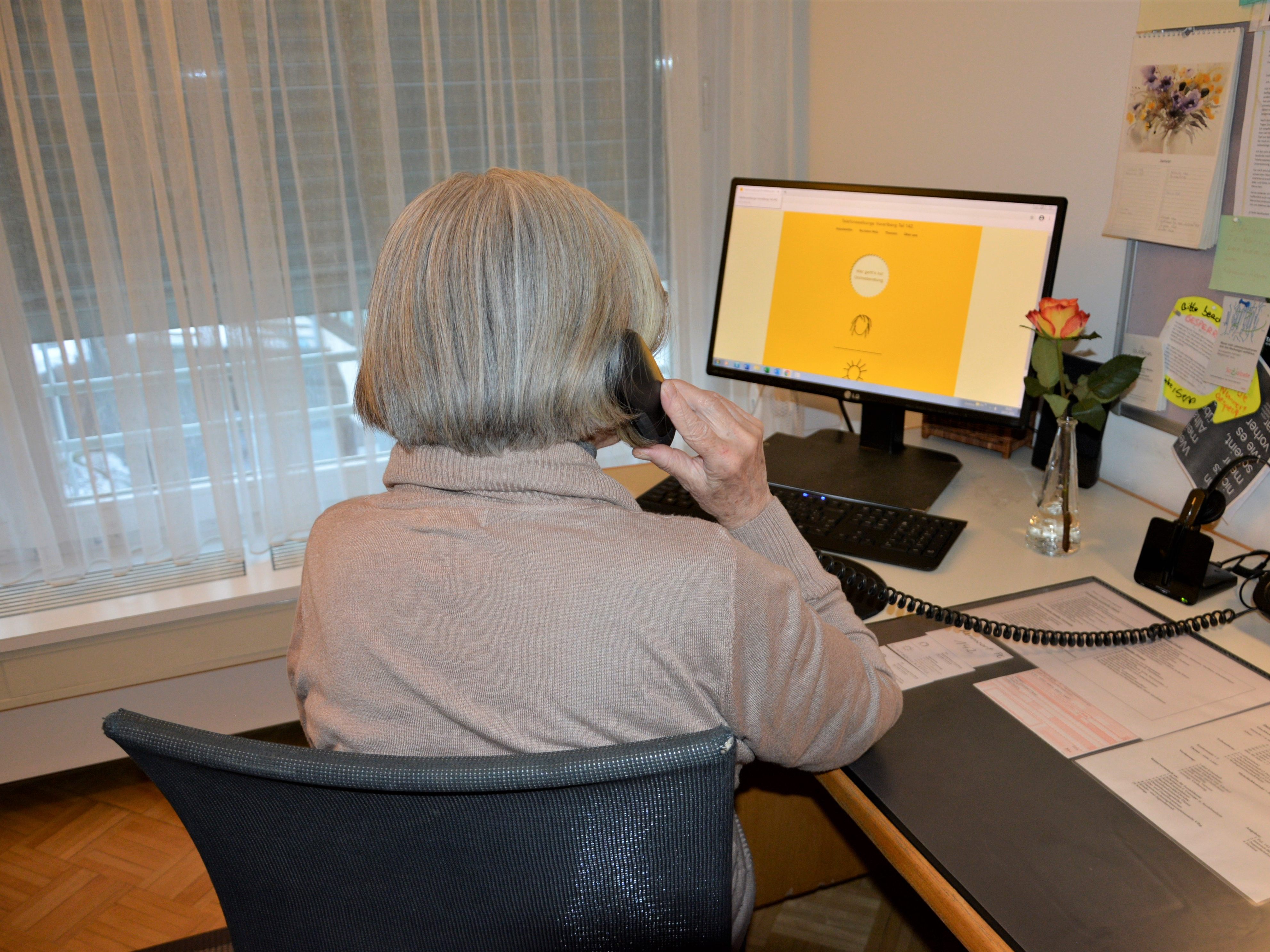Martha H. macht seit 40 Jahren Dienst am Telefon. Martha H. macht seit 40 Jahren Dienst am Telefon.