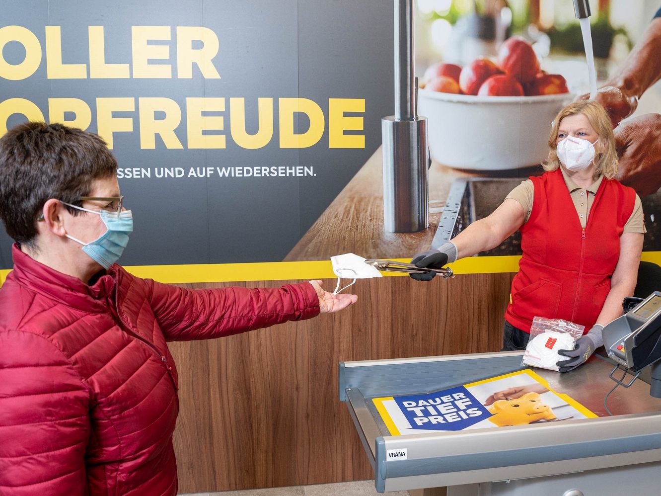 Rewe-Märkte und Spar wollen FFP2-Masken ab Montag gratis anbieten. Rewe-Märkte und Spar wollen FFP2-Masken ab Montag gratis anbieten.