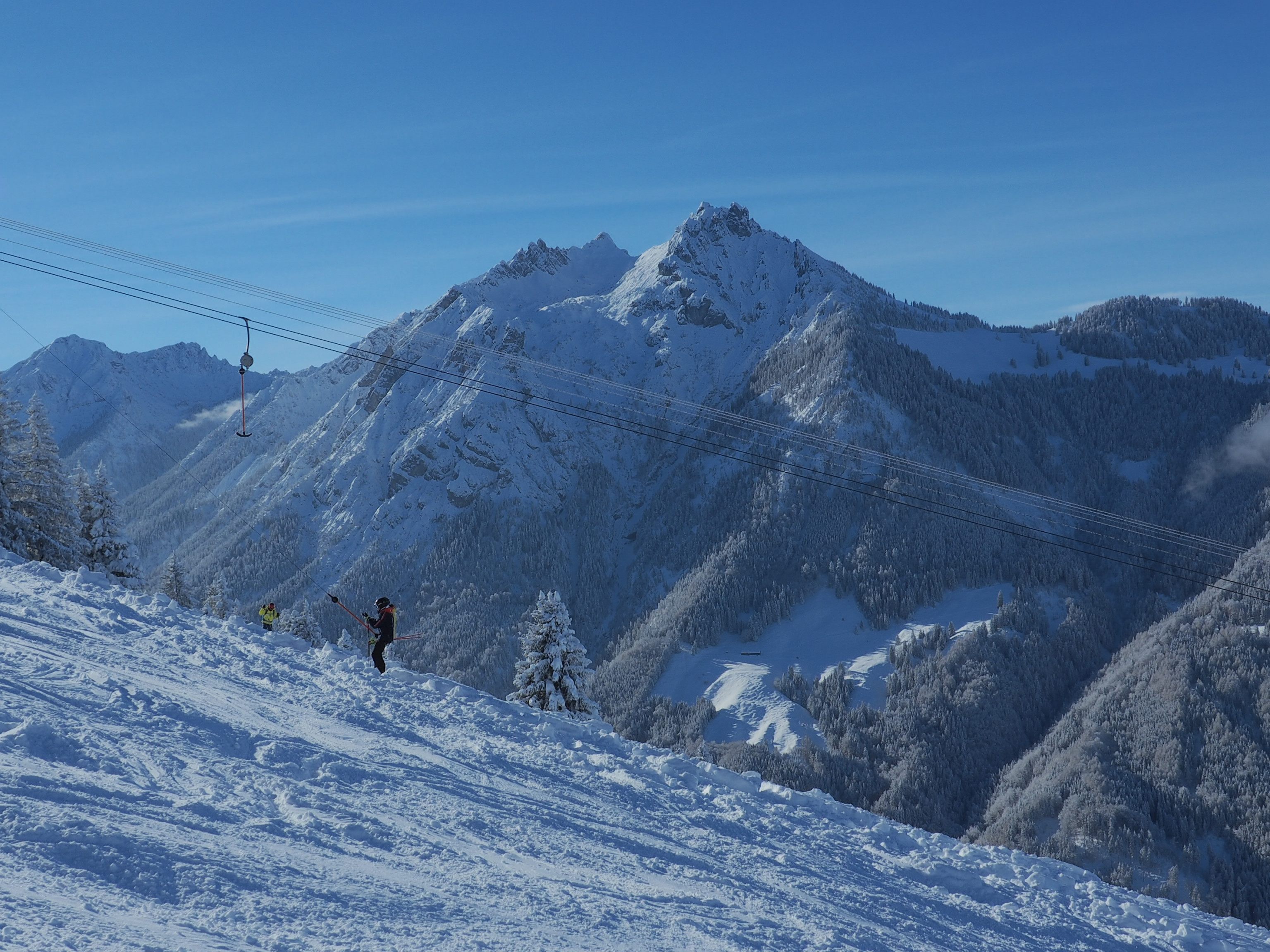 Perfektes Winterwetter beim Saisonstart auf der Bazora
