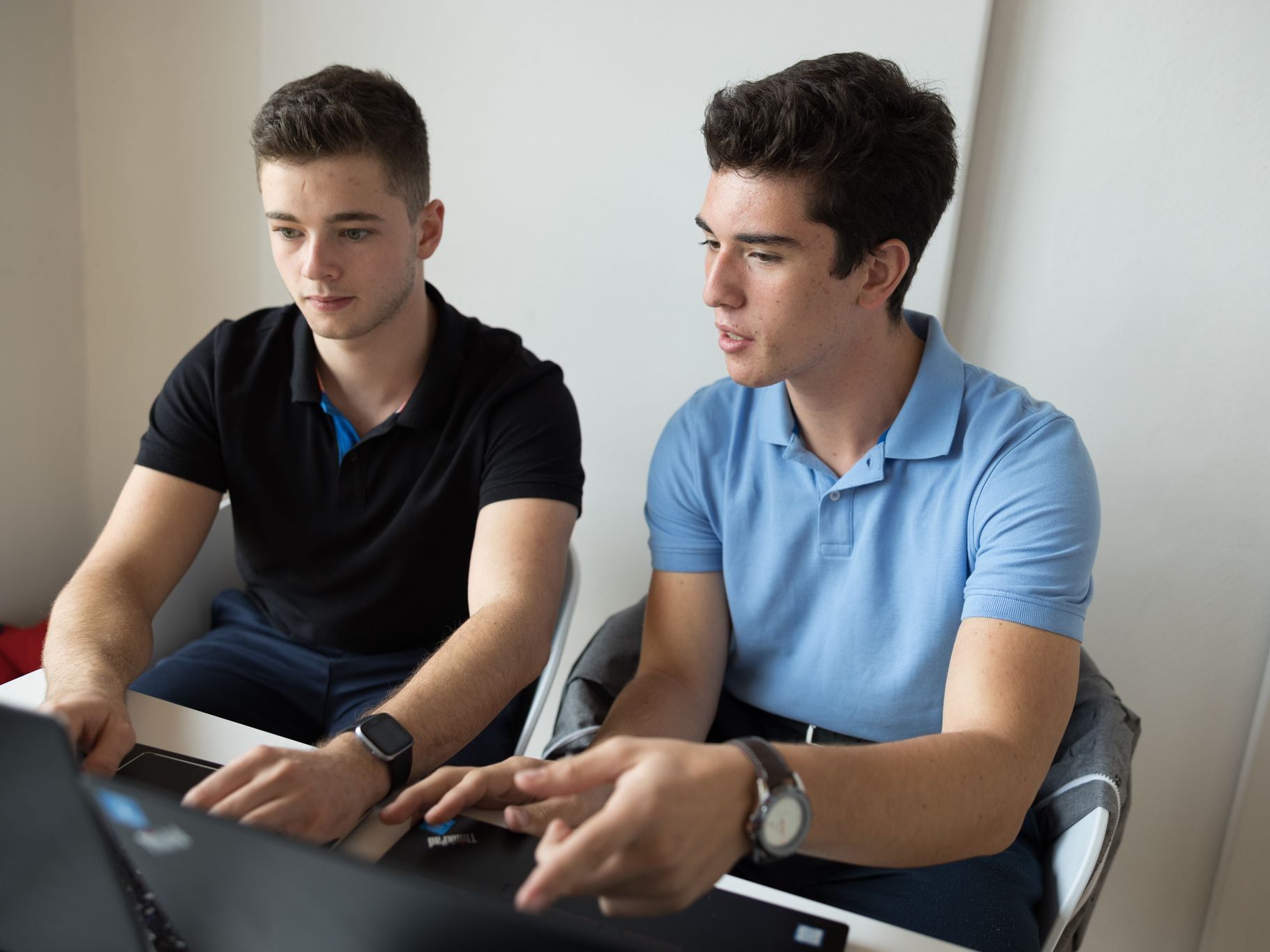 Florian Battlogg und Maximilian Kofler sind zwei begeisterte Tüftler und wurden für ihre Sensormatte bereits ausgezeichnet. Florian Battlogg und Maximilian Kofler sind zwei begeisterte Tüftler und wurden für ihre Sensormatte bereits ausgezeichnet.