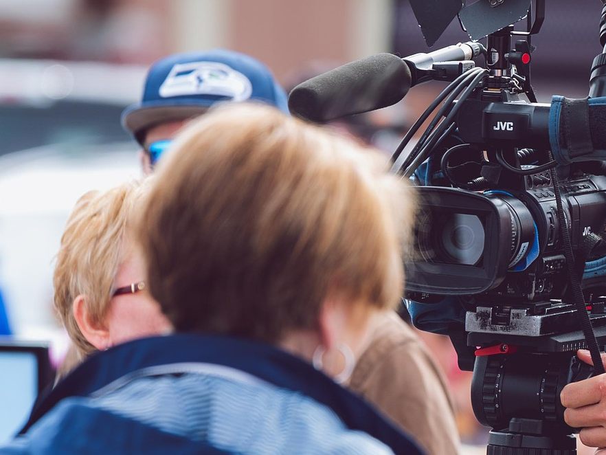 Live auf Sendung angerempelt - Reporterin ließ sich nicht irritieren (Symbolbild).