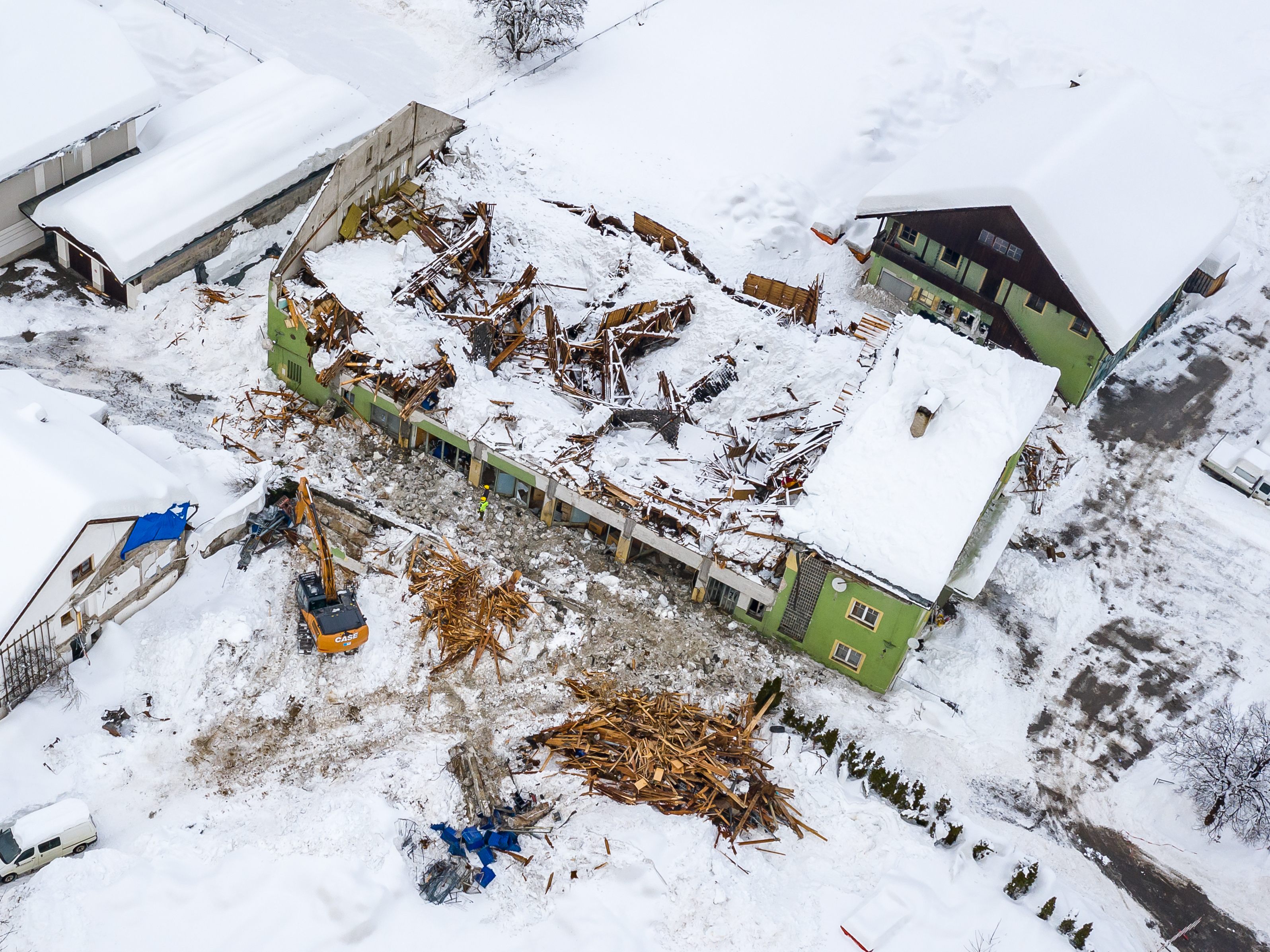 Die Ruine der aufgrund der Schneelast eingestürzten alten Versteigerungshalle in Lienz in Osttirol am Sonntag, 3. Jänner 2021. Die Ruine der aufgrund der Schneelast eingestürzten alten Versteigerungshalle in Lienz in Osttirol am Sonntag, 3. Jänner 2021.