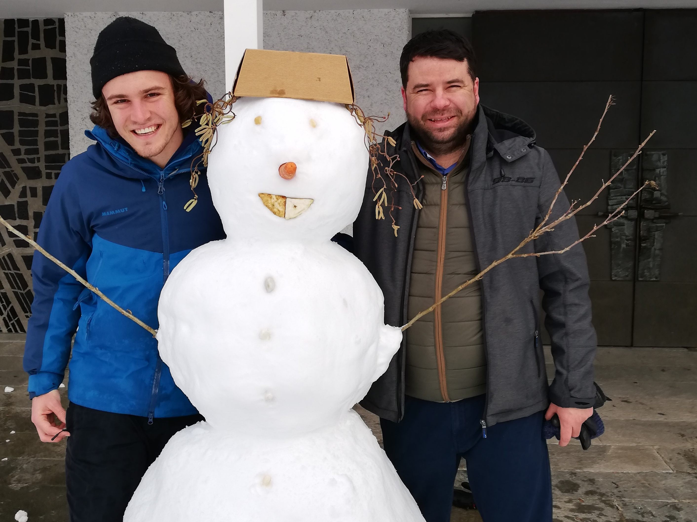 Schneemann Rudi freut sich auf Freunde. Schneemann Rudi freut sich auf Freunde.