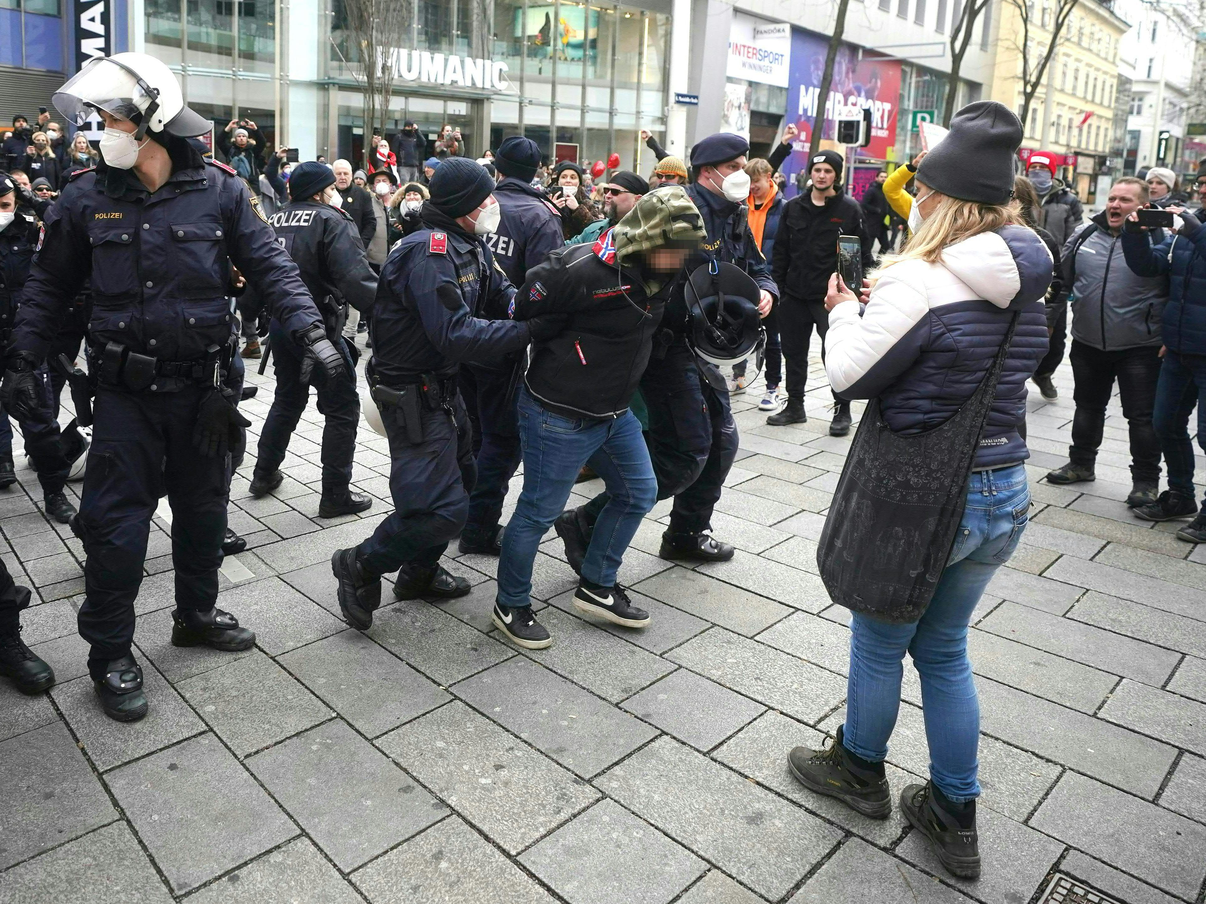 Die Anti-Corona-Maßnahmen-"Spaziergänger" in Wien verhielten sich zunehmend aggressiv. Die Anti-Corona-Maßnahmen-"Spaziergänger" in Wien verhielten sich zunehmend aggressiv.