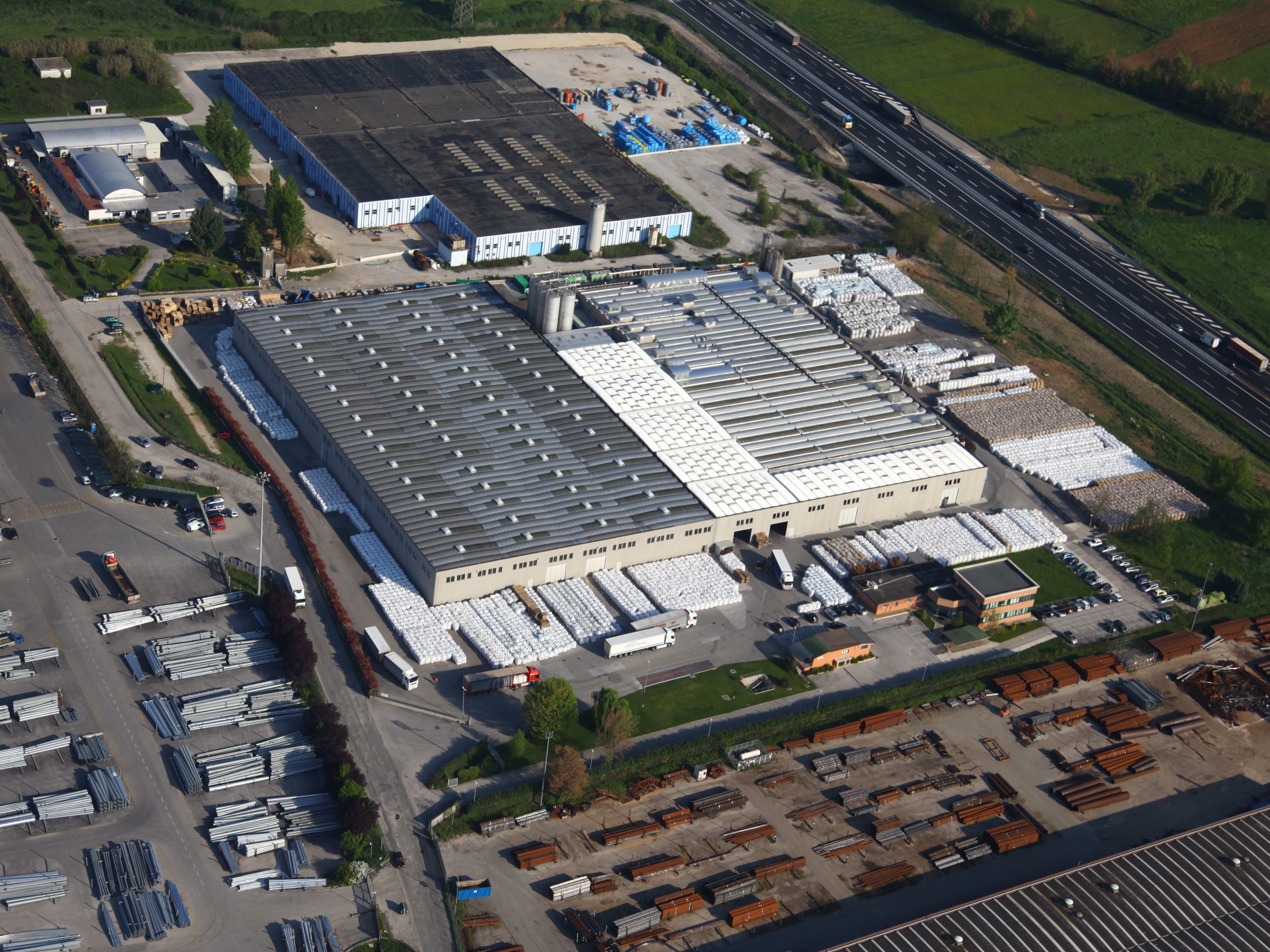 Alpla investiert am Standort Anagni (Italien) in eine Extrusionsan.lage für recyceltes PET. Alpla investiert am Standort Anagni (Italien) in eine Extrusionsan.lage für recyceltes PET.