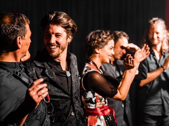Die Band veröffentlicht am Freitag ihre erste Single. Die Band veröffentlicht am Freitag ihre erste Single.